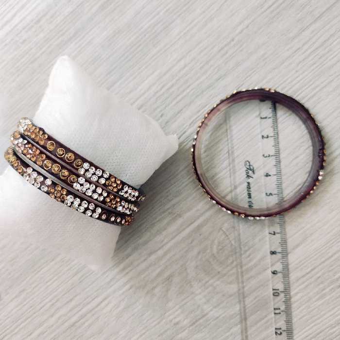 النگو
جنس پلاستیک
 با فول نگین کاری شده طلایی و سفید 
سایز 2
پک 4 عددی 
طرح هندی هست