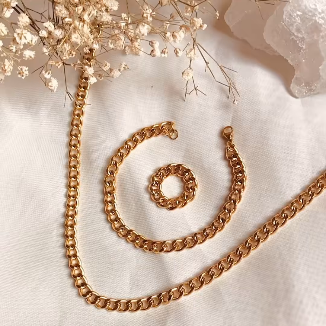 ست گردنبند و دستبند و انگشتر کارتیر طلایی استیل رنگ ثابت