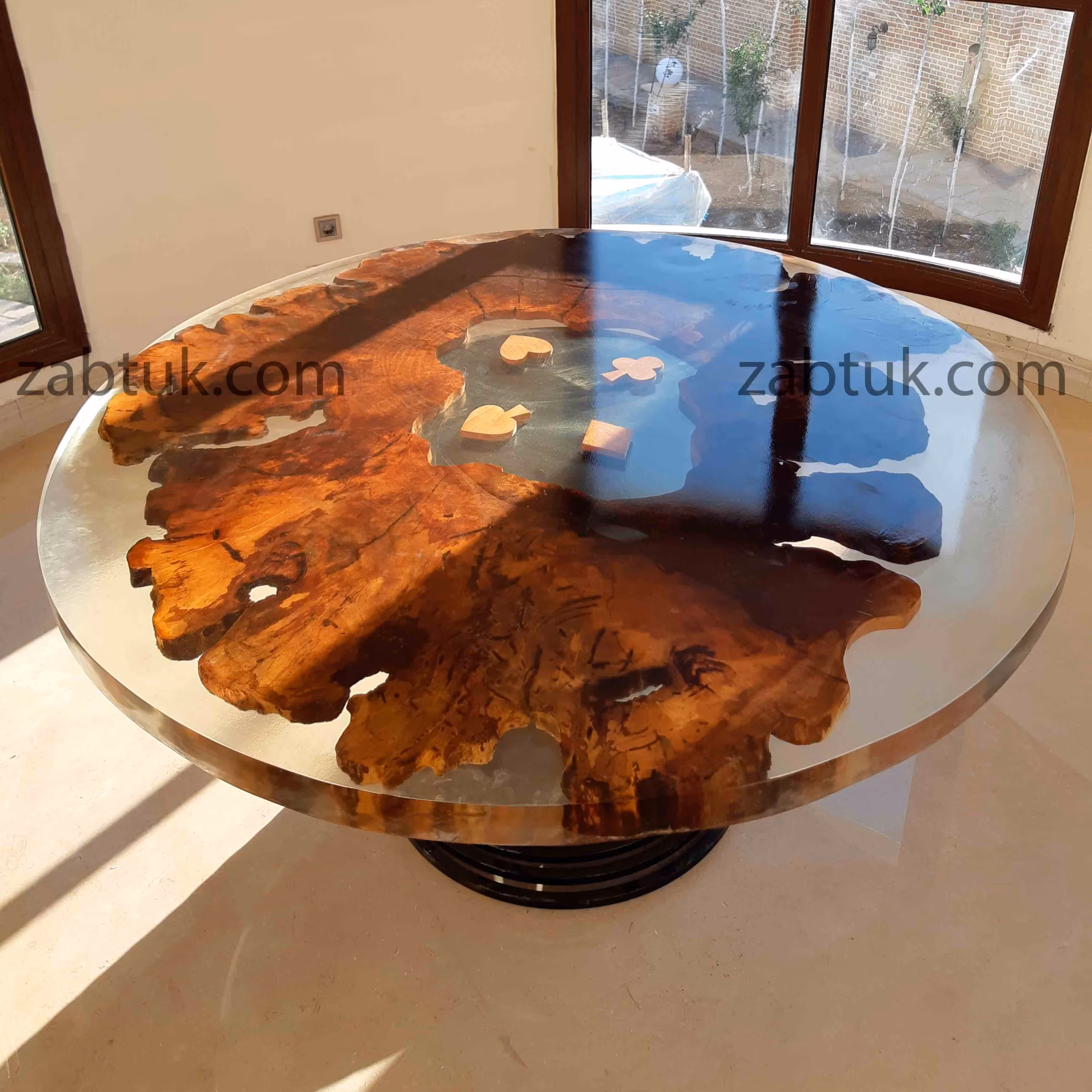 میز غذاخوری 8 نفره گرد چوب توسکا و رزین شفاف با پوشش لاک ایتالیایی سوپر شفاف