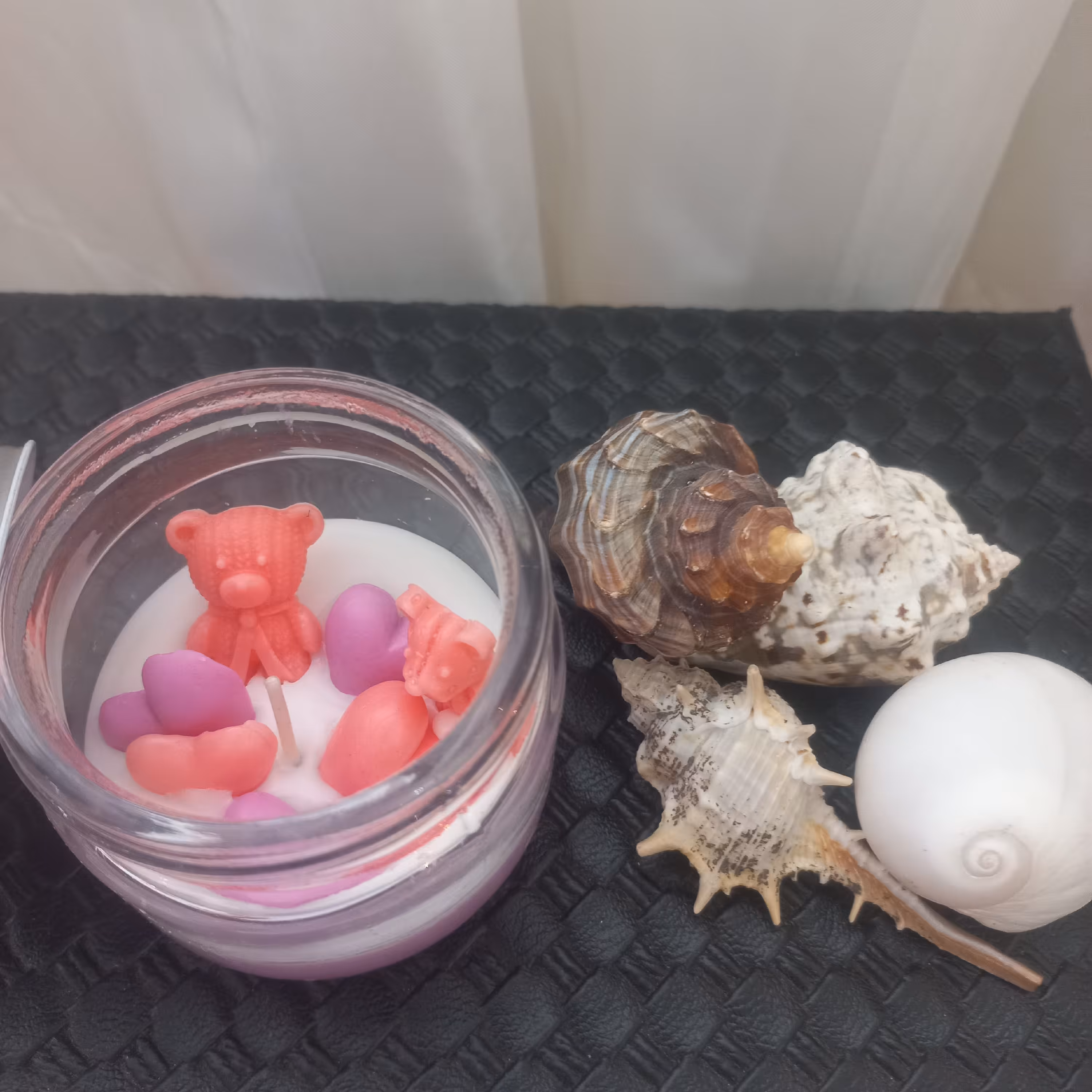 شمع شات بانکه ای . دو رنگ دارای خرس های عاشقانه . مناسب برای هدیه . با کیفیت و بسته بندی مناسب 