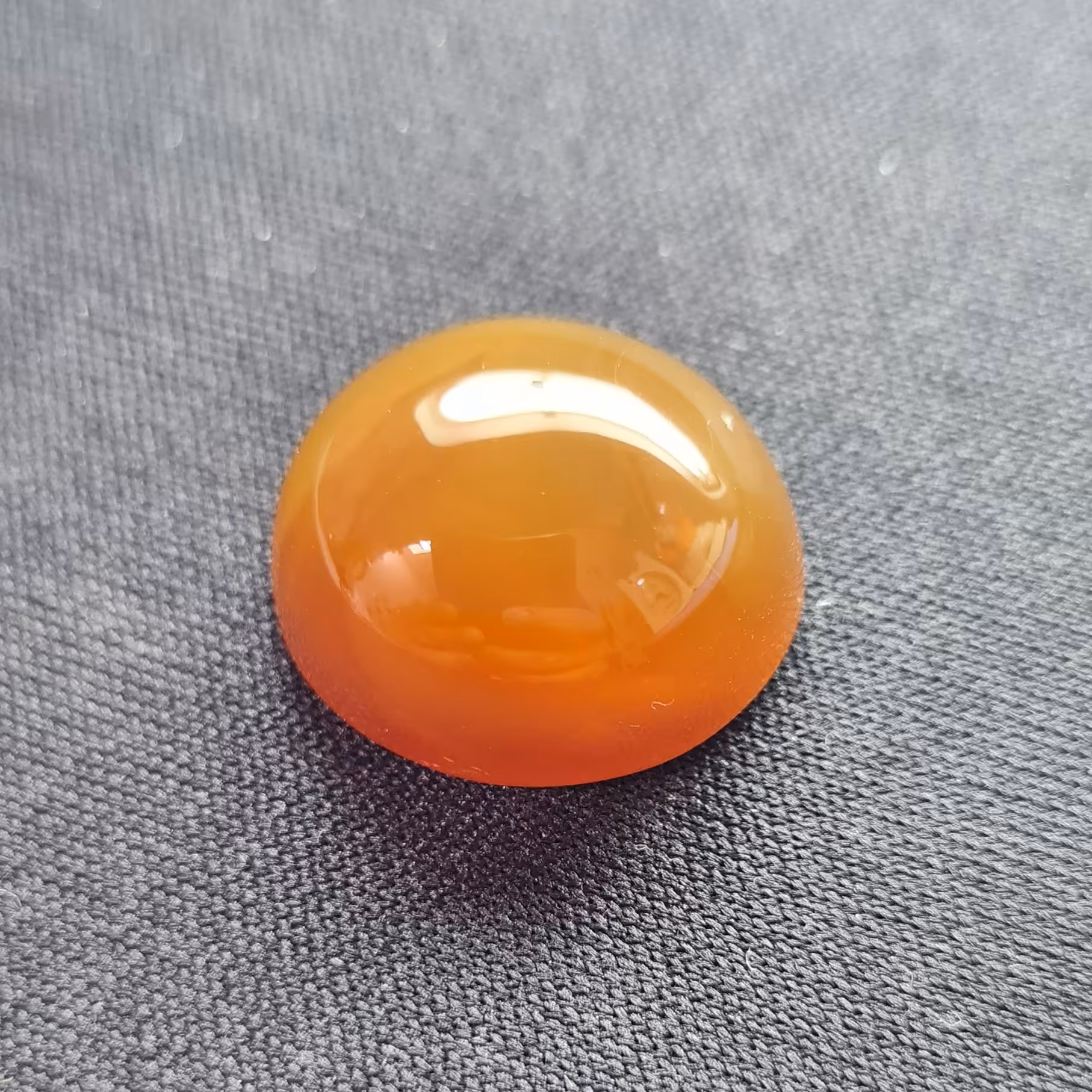 نگین عقیق ( مشخصات: طول: 2 سانتی متر. عرض: 1.7 سانتی متر. ارتفاع: 0.8 سانتی متر.)