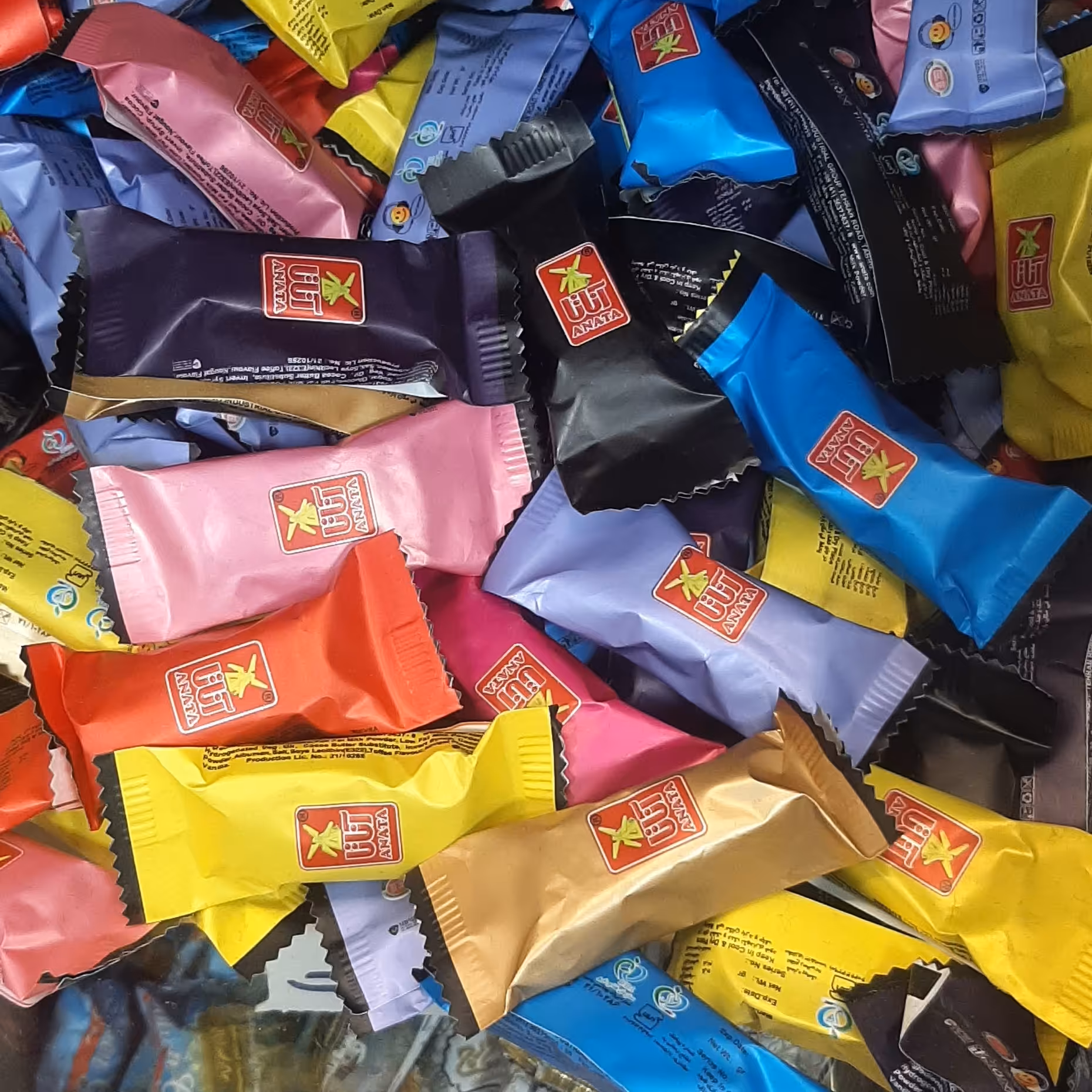 شکلات آناتا مونس کاکائویی آجیل و خشکبار بادامک 