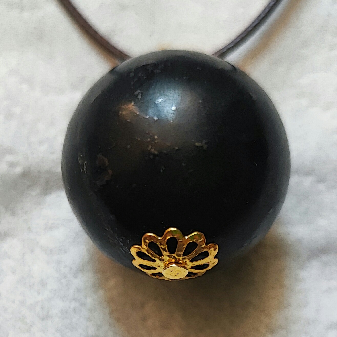 گردن آویز درشت و زیبای مهره یشم اصل رنگ تیره و زیبا وزن19 گرم قطر2ونیم سانت 