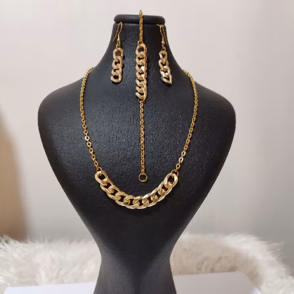 نیمست شامل گردنبند، گوشواره، دستبند