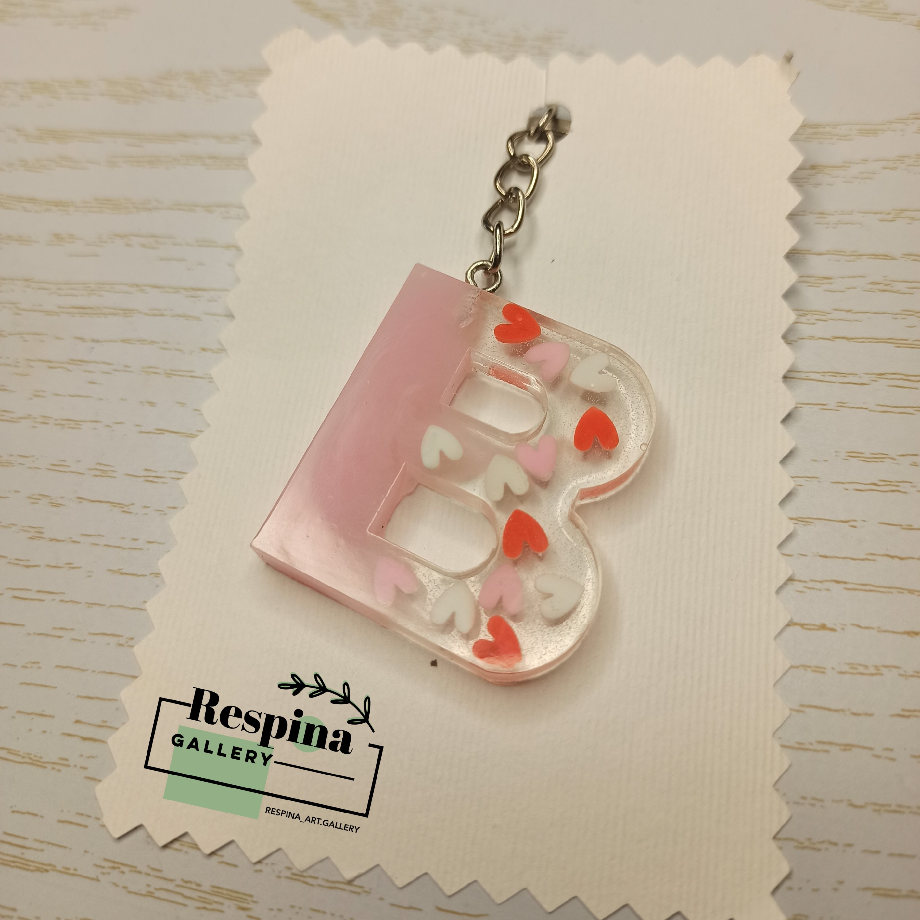 جاسوئیچی حروف لاتین رزینی   حرف B  صورتی قلب دار