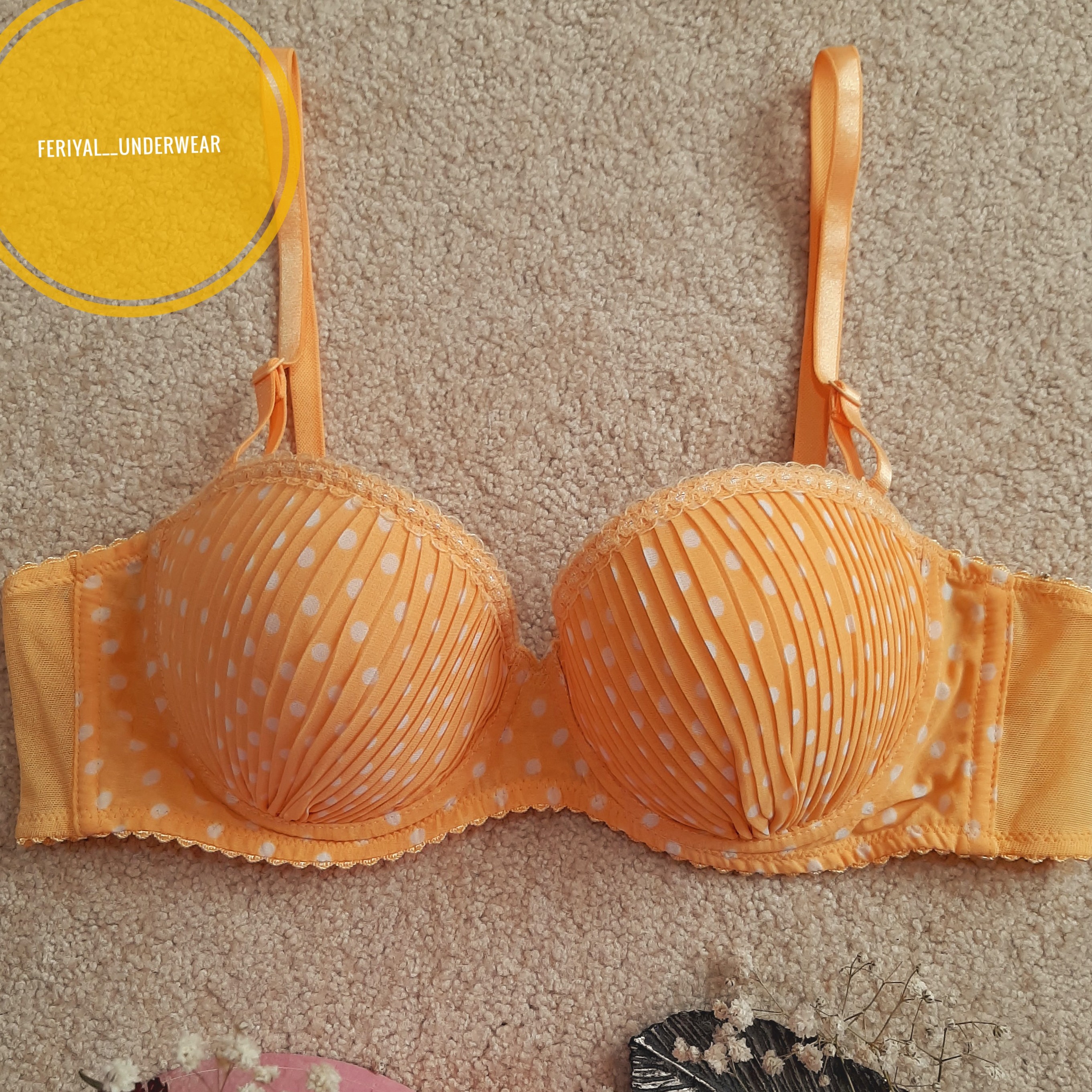 سوتین اسفنجی زیرفنردار طرح پلیسه خال خالی،تک رنگ و تک سایز75و80و85ریز