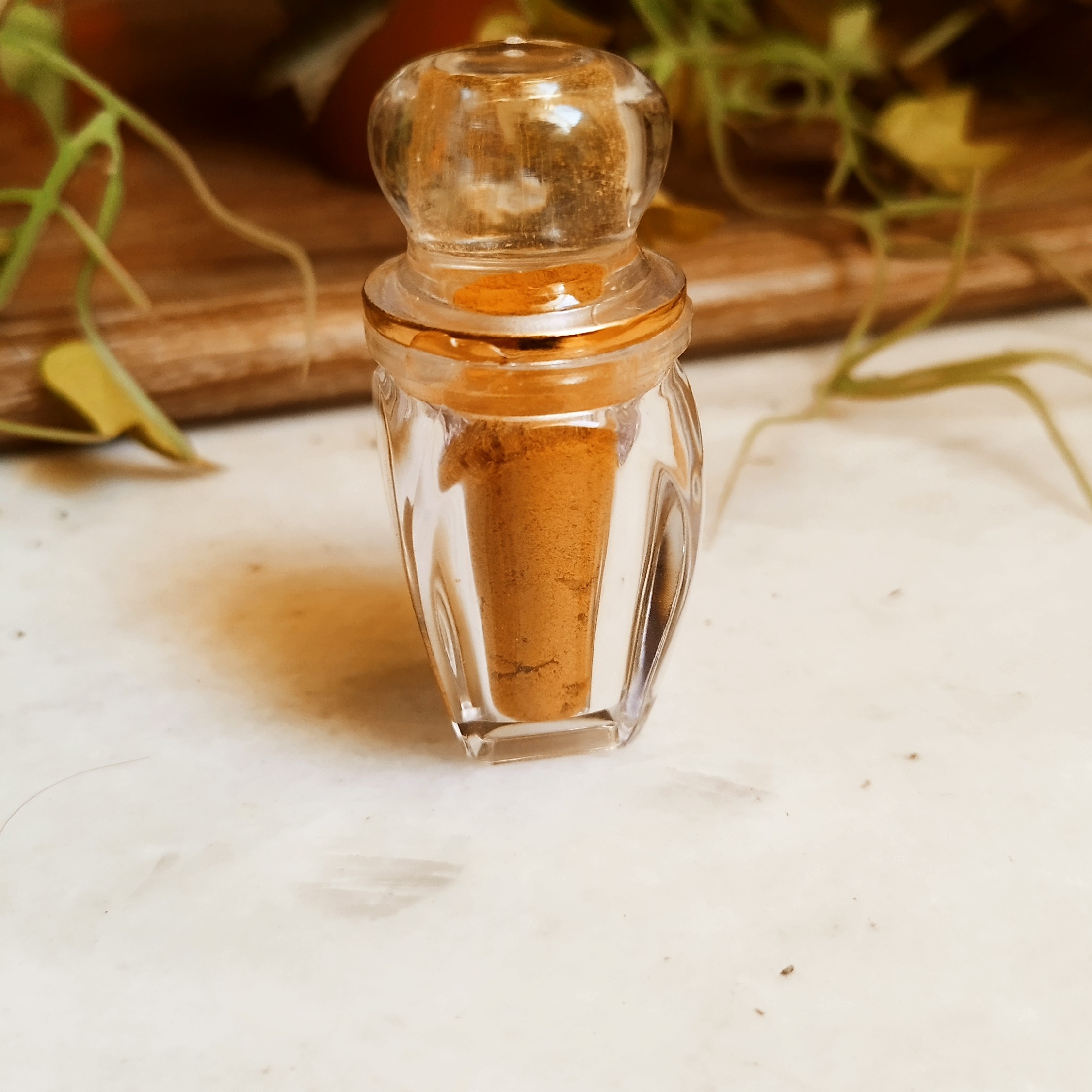 پودر ریشه زعفران  1 مثقالی  صادراتی  طعم دهنده غذا   با کیفیتی عالی و قیمت مناسب   با تعداد بالا 