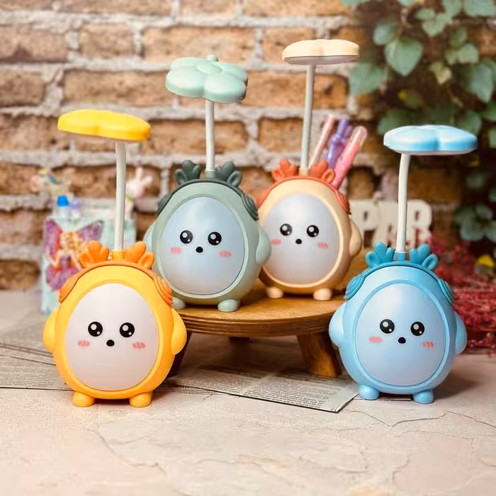  چراغ مطالعه ی عروسکی گوزنی،  2 حالته چراغ خواب و چراغ مطالعه،  پشتش جاقلمی داره،  ارتفاع حدود 15 سانت