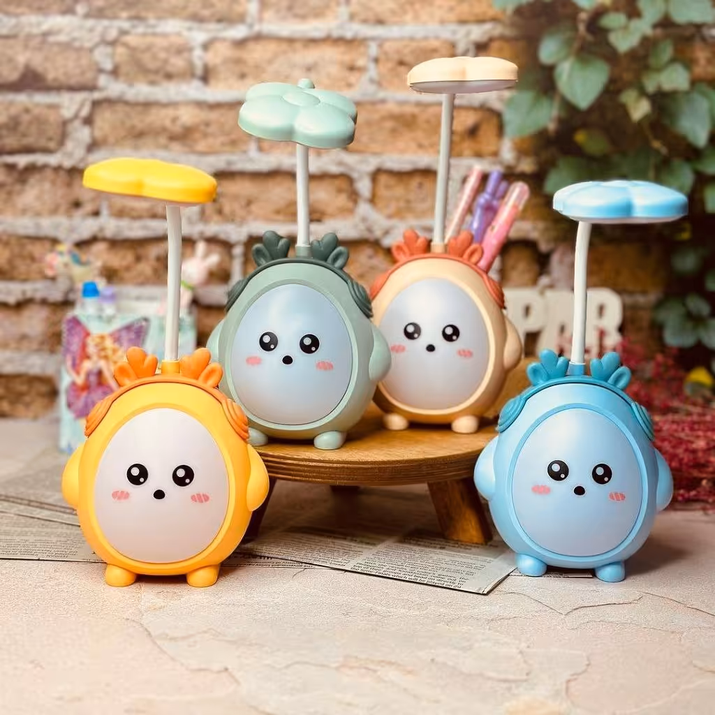  چراغ مطالعه ی عروسکی گوزنی،  2 حالته چراغ خواب و چراغ مطالعه،  پشتش جاقلمی داره،  ارتفاع حدود 15 سانت