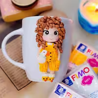 ماگ عروسکی بسیار زیبا ساخته شده با خمیر فیمو آلمان کاملا ضد آب و نشکن 