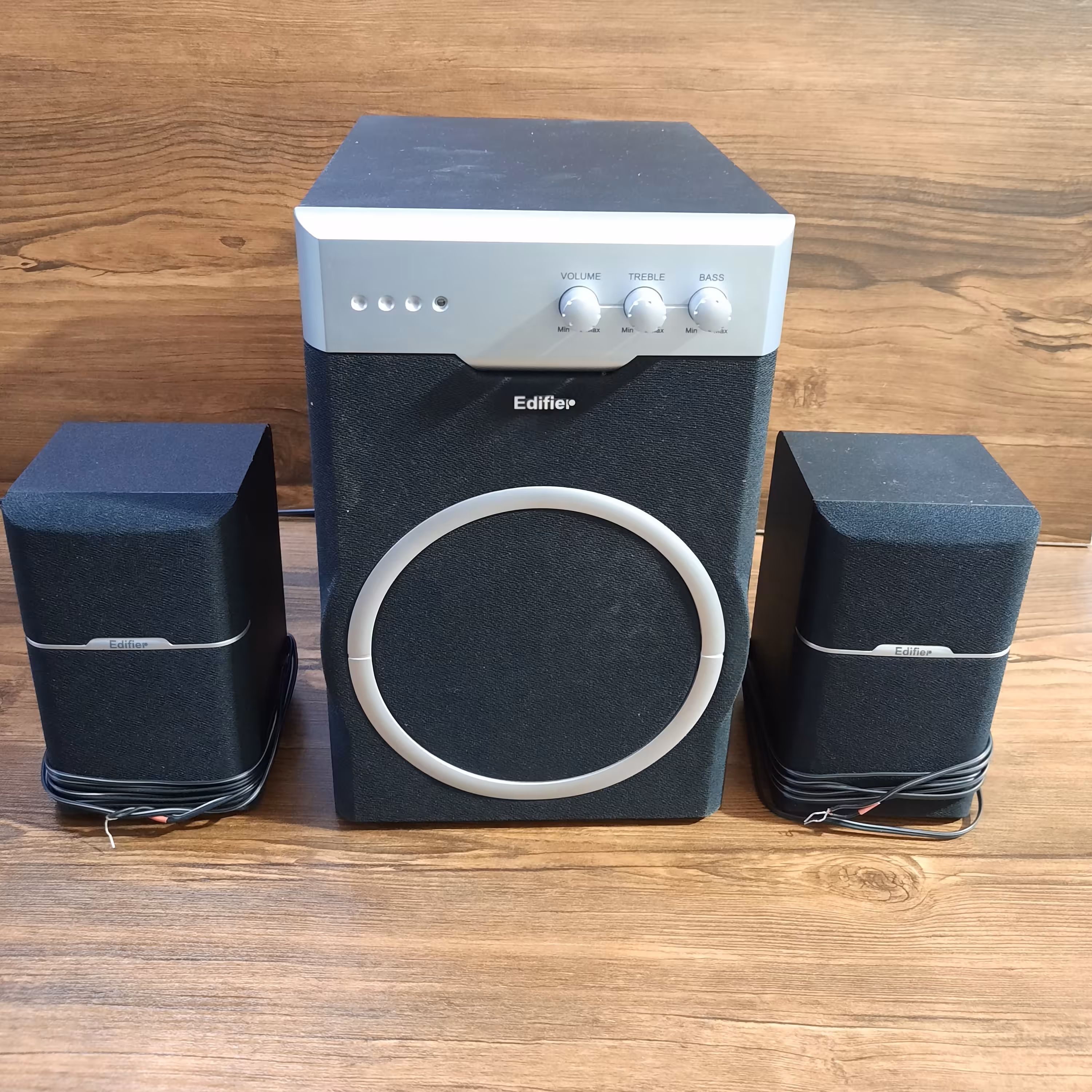 اسپیکر 2تایی سیم دار ساب ووفر دار مخصوص لپ تاپ و کامپیوتر و تلویزیون بسیار با کیفیت برند ادیفیر