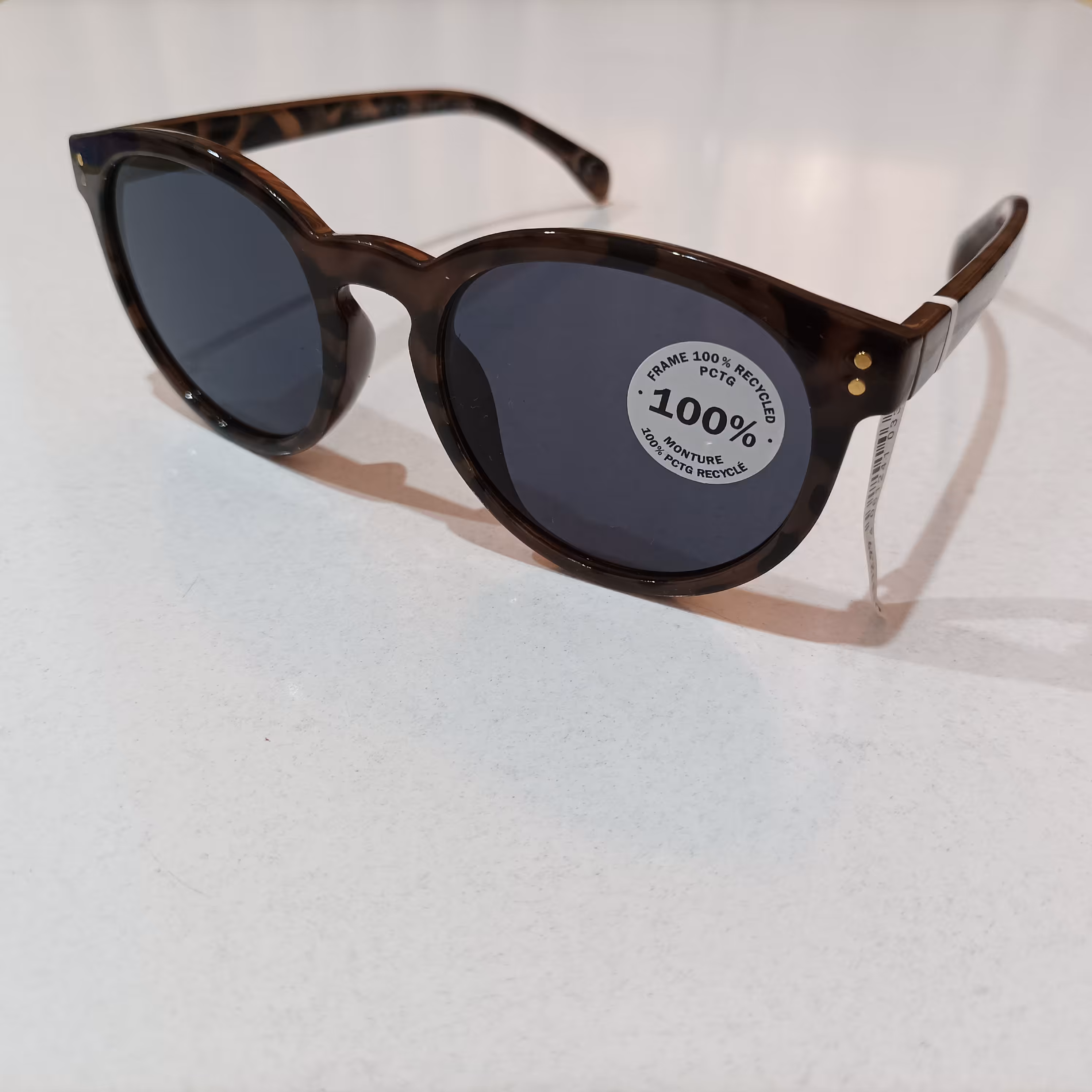 عینک آفتابی زنانه و مردانه گرد عدسی کد 471 محصول شرکت beeline آلمان uv400 برند accessories و دارای شناسنامه