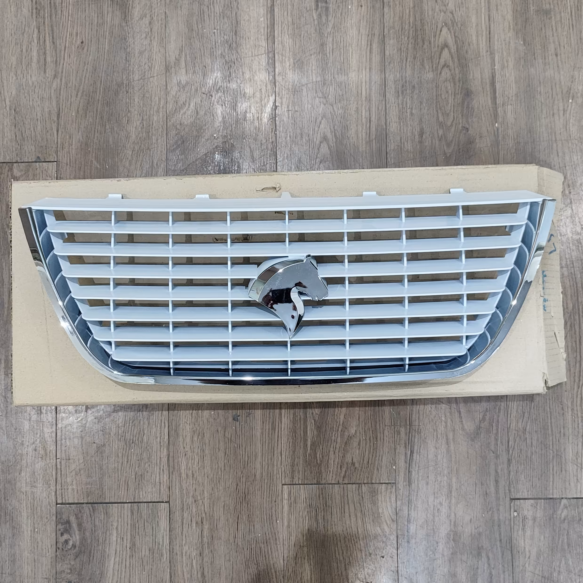 جلو پنجره  رنگ سفید سمندEF7با آرم  و زه استیل  