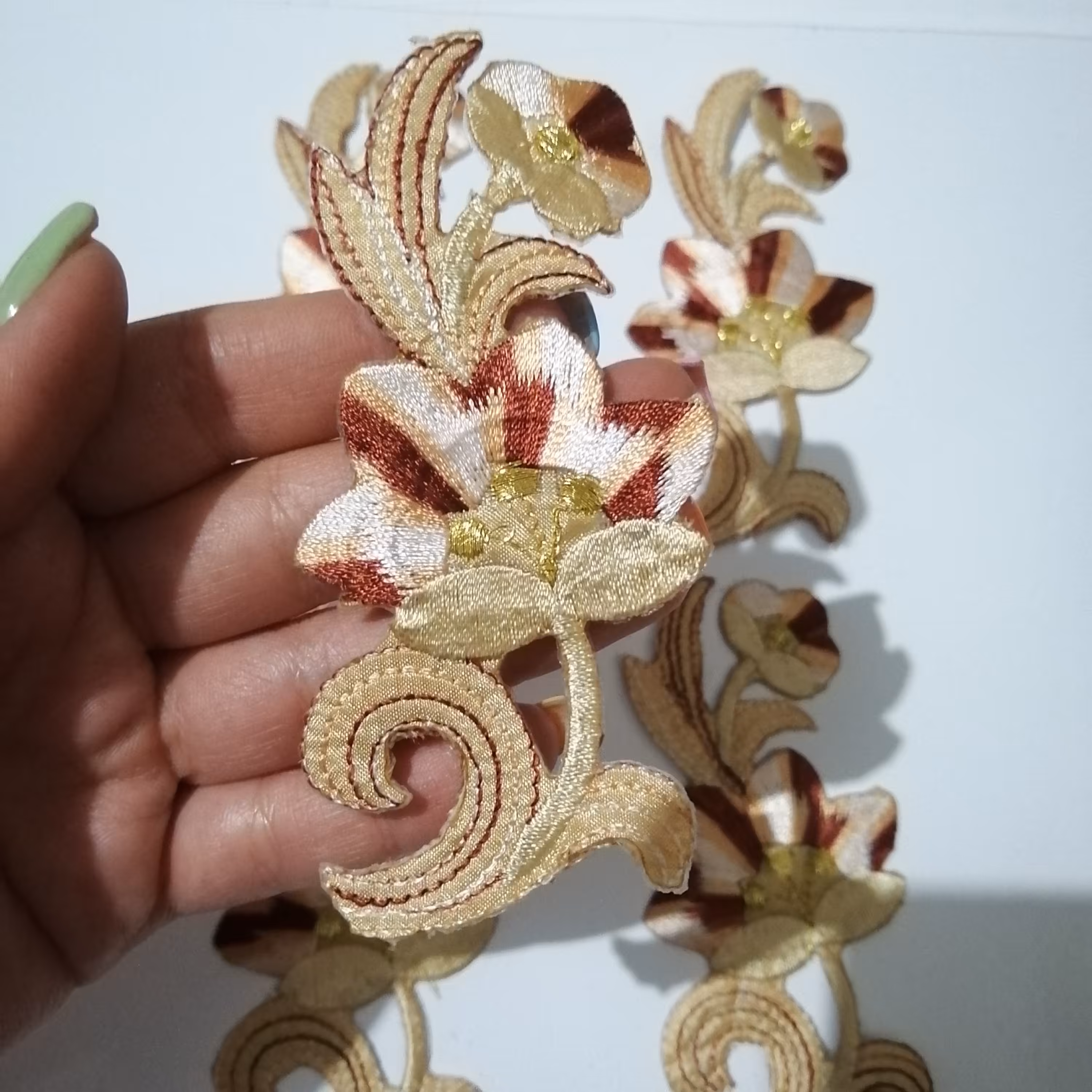 پچ لباس خیاطی برچسب استیکر لباس طرح گل کرم کرمی 