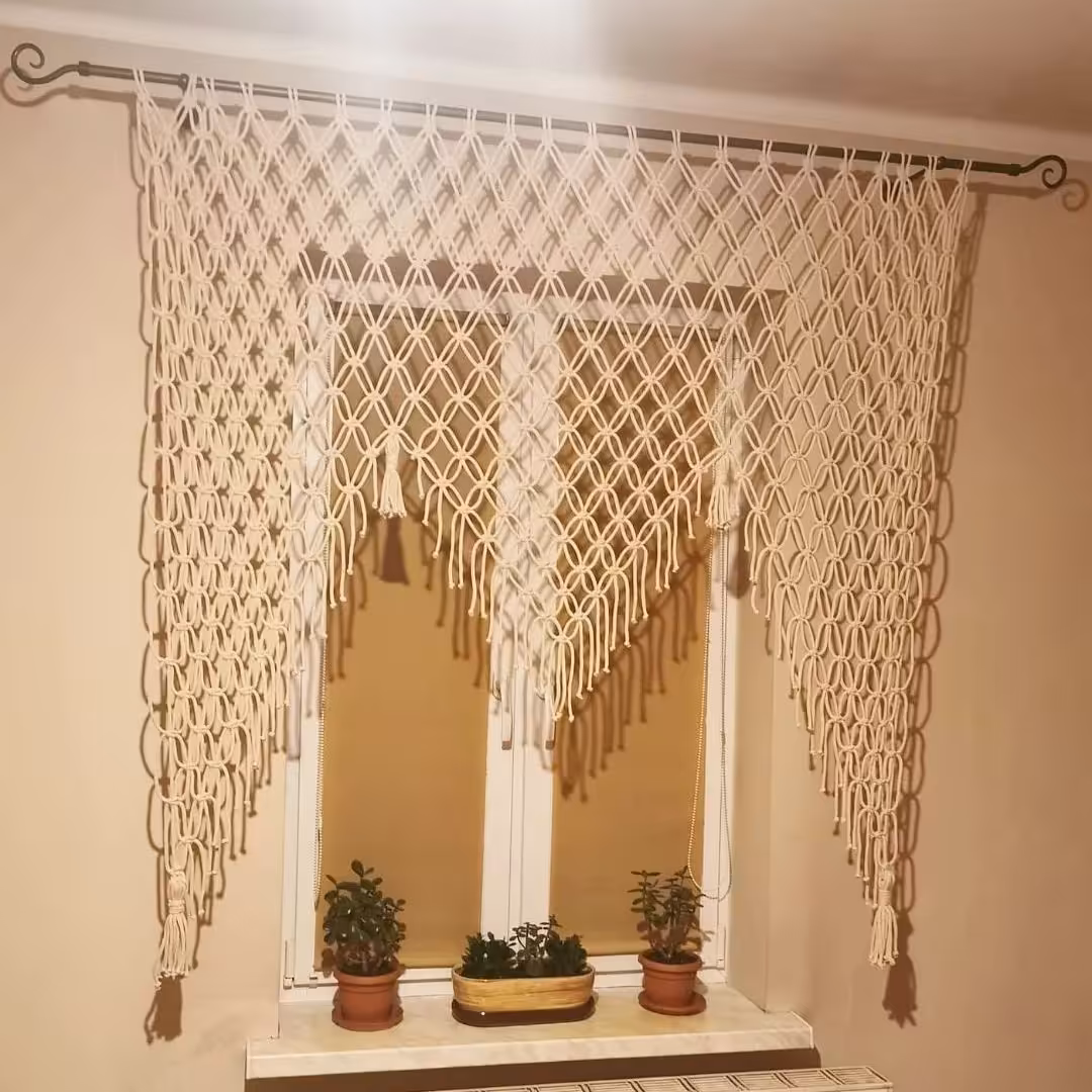 پرده بالای پنجره مکرومه