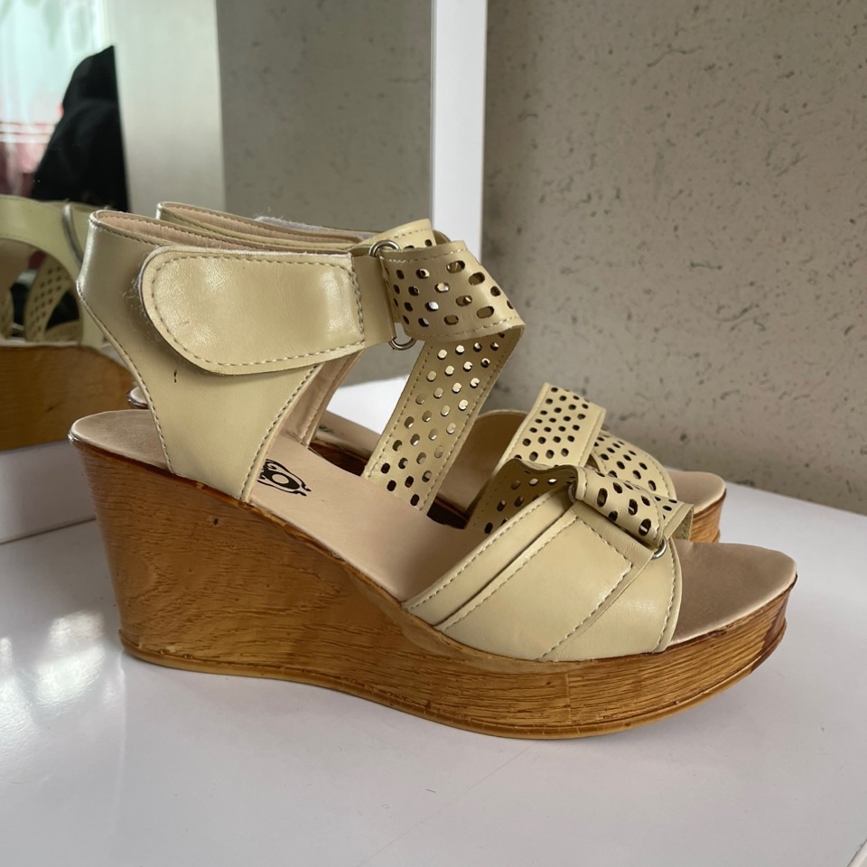 کفش جلو باز زنانه تابستانی لژ دار بسیار سبک و راحتی و روزمره