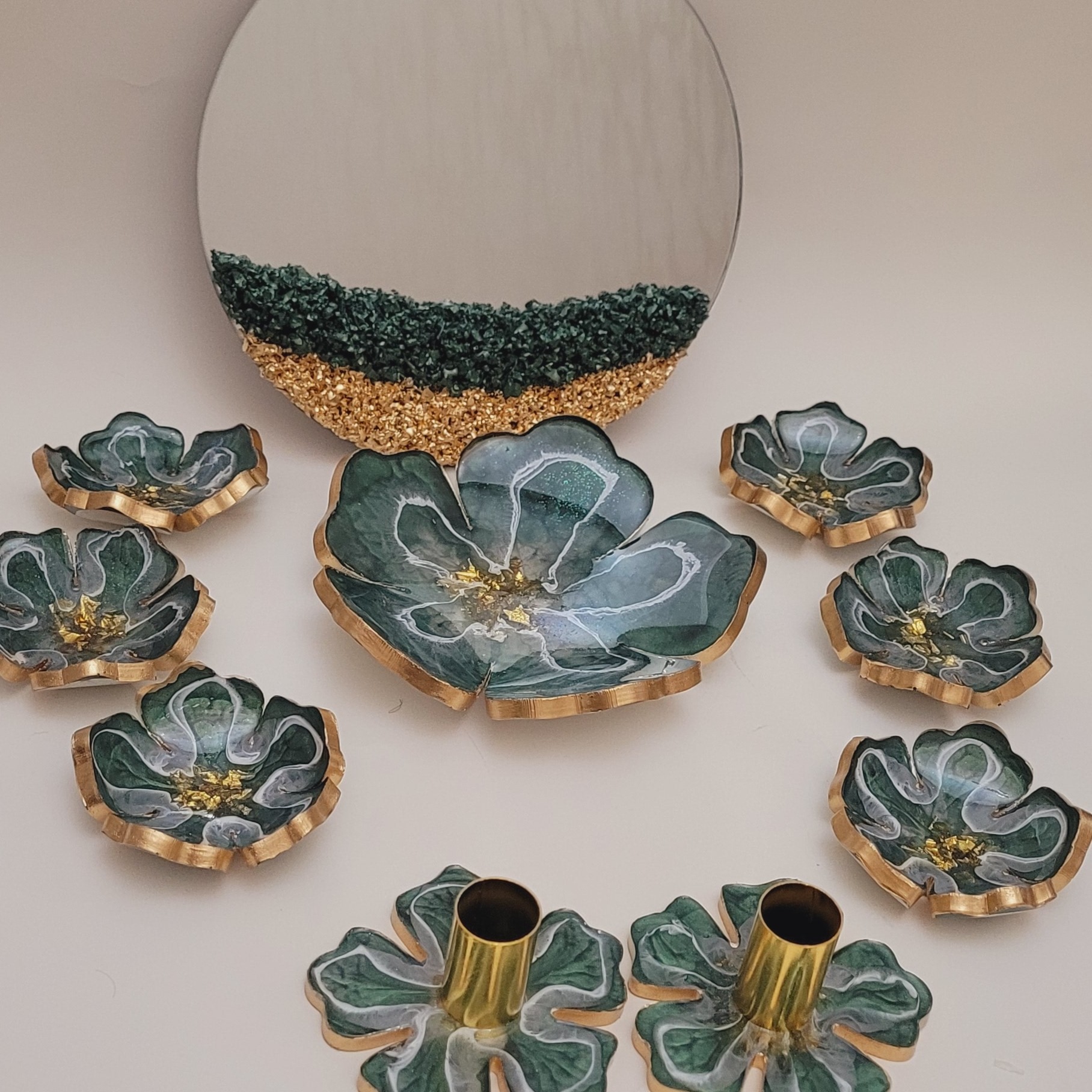 هفت سین رزینی 6عدد پیاله قطر 11سانت رزینی به همراه اینه قطر 20 سانت  و دو عددجا شمعی قطر 11 سانت و کاسه قطر 20 سانت