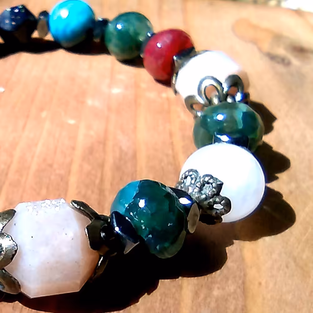 دستبند دخترانه و زنانه از سنگهای چشم نواز لابرادوریت و حدیدو عقیقو سان استون وچشم ببر ودلربا وفیروزه جاذب انرژیهای مثبت