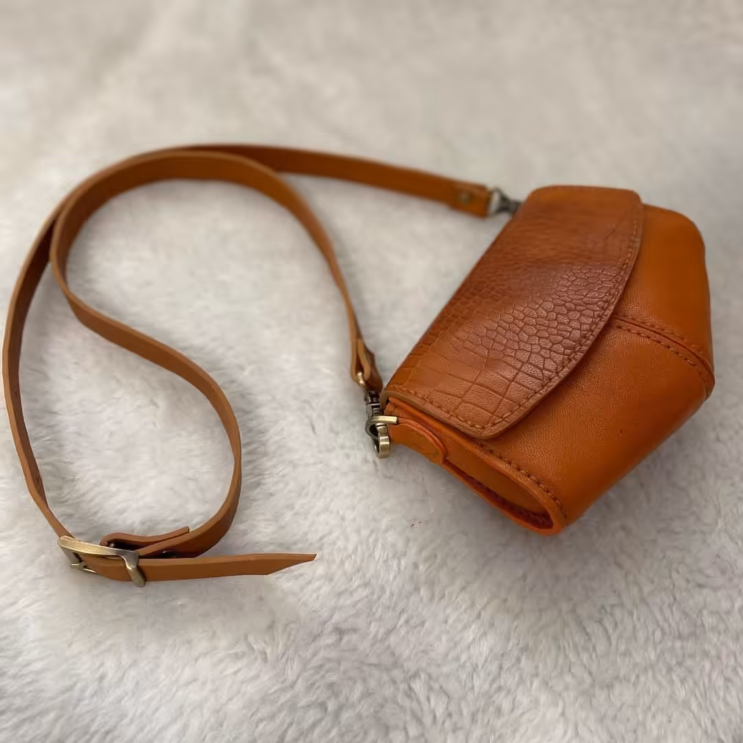 کیف دوشی دخترونه کوچک و سبک چرمی دستدوز دوخته شده با ترکیب دو چرم ساده و طرحدار بزی و نخ موم زده ترک