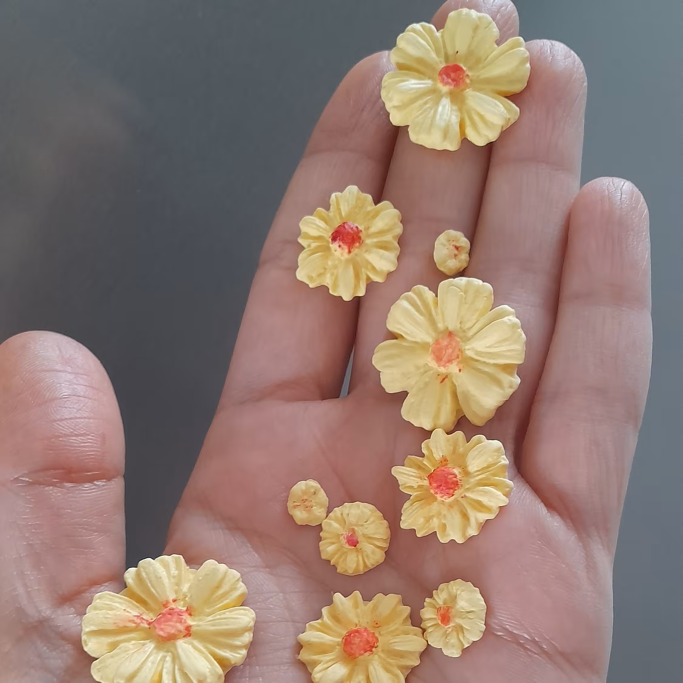 گلهای زرد فوندانتی پک 10 تایی مناسب برایتزیین کیک