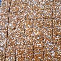 بادام سوخته آستانه اشرفیه 300گرم یکی از سوغاتی های خوشمزه تهیه شده از بادام زمینی