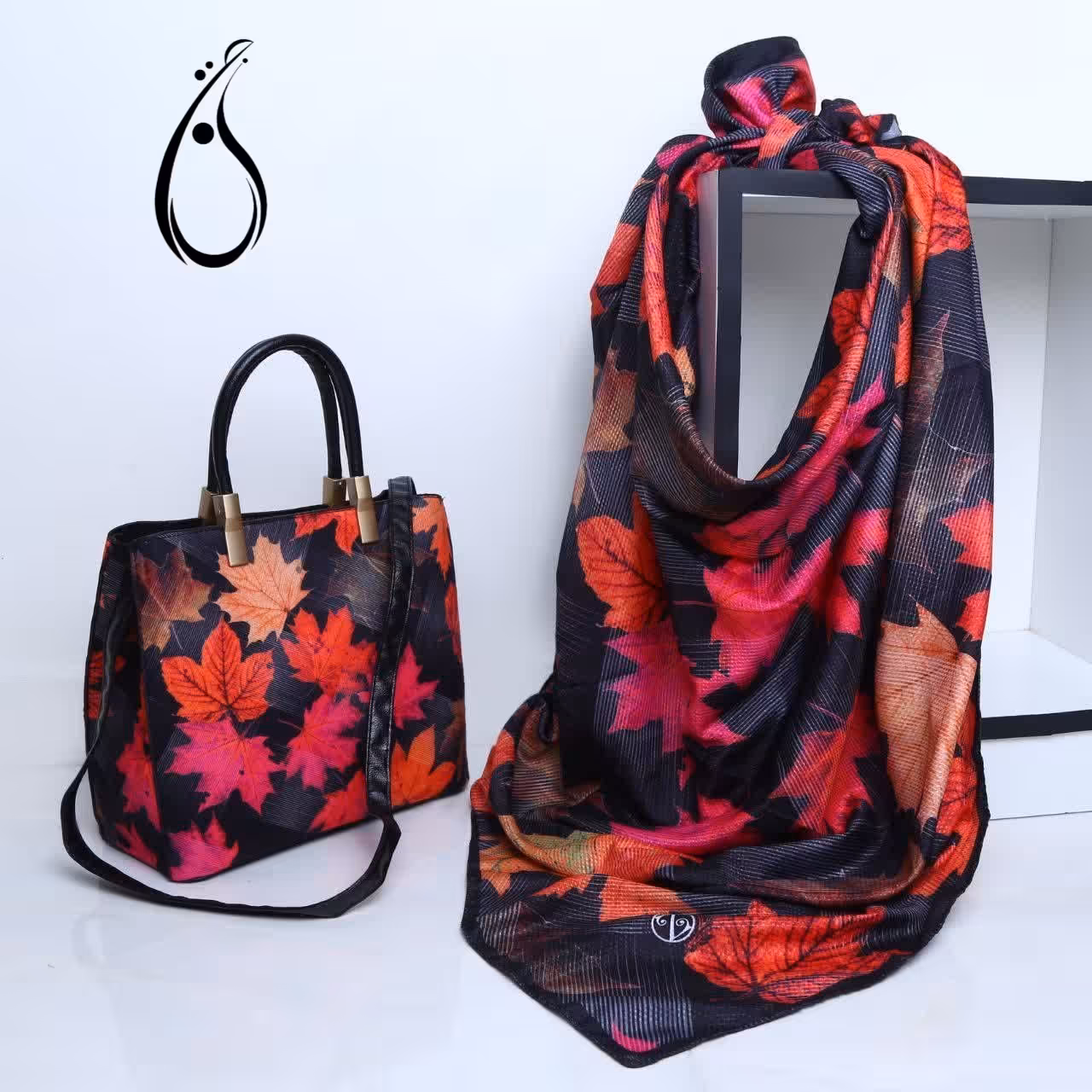 ست کیف روسری مجلسی طرح برگ پاییزی زمینه مشکی با کیف جیر و جادار و شیک