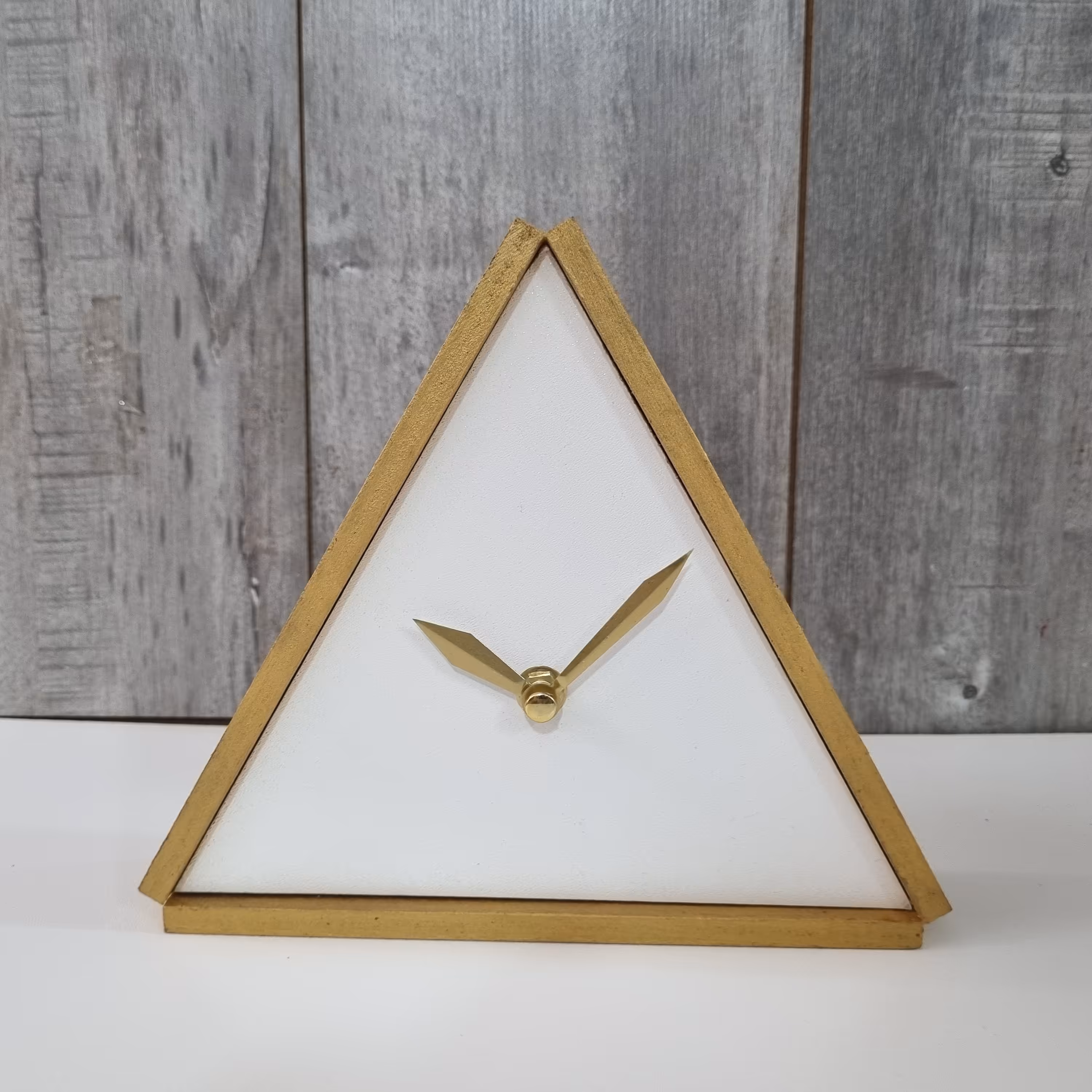 ساعت رومیزی مثلثی سایز  20 سانتی در 14 نگ جذاب