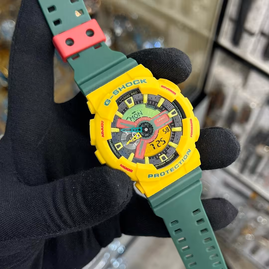 ساعت جی شاک GA110 جاماییکا سبز زرد  (جیشاک GShock) ، صد در صد ضدآب ، تنظیم اتوماتیک با پایتخت کشورها، اتولایت دار