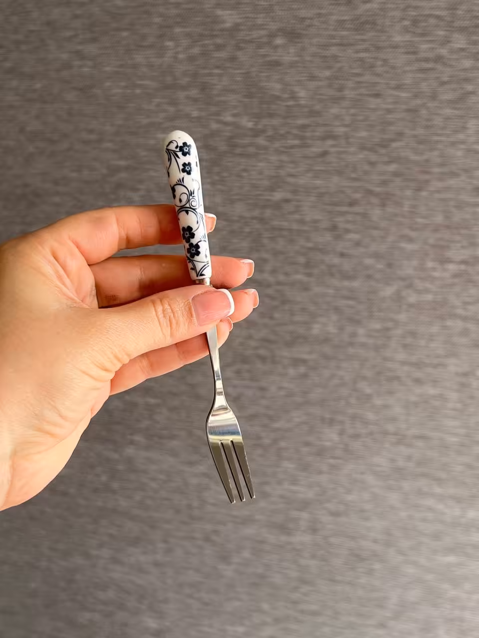 چنگال زیتون خوری دسته سرامیکی- طرح گل سرمه ای