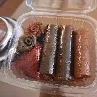 ترکیب مخلوط لواشک لوله ای شکم پر و مینی سمبوسه  با تزعین سس انار و الو قیصی و 2 عد گل رز کوچک