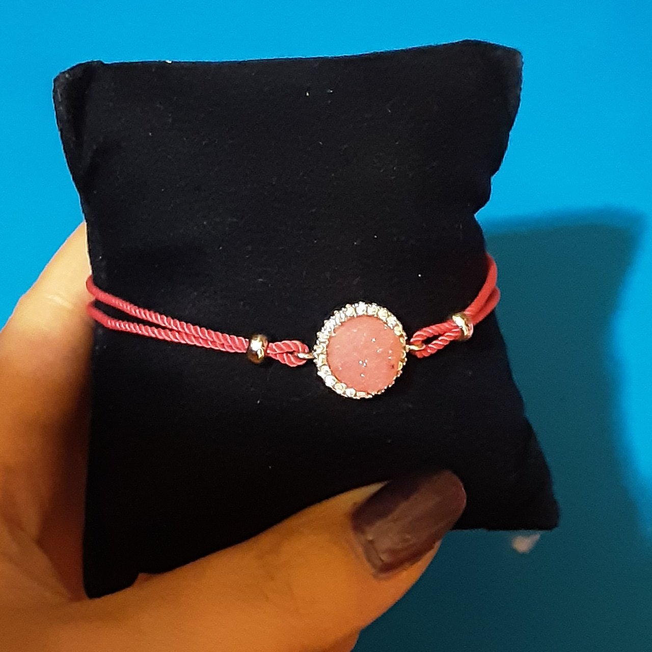 دستبند بافت.رنگ صورتی به همراه پلاک سنگ رز کوارتز .دور نگین.ساخت تایلند.مدل بسته شدن آسانسوری