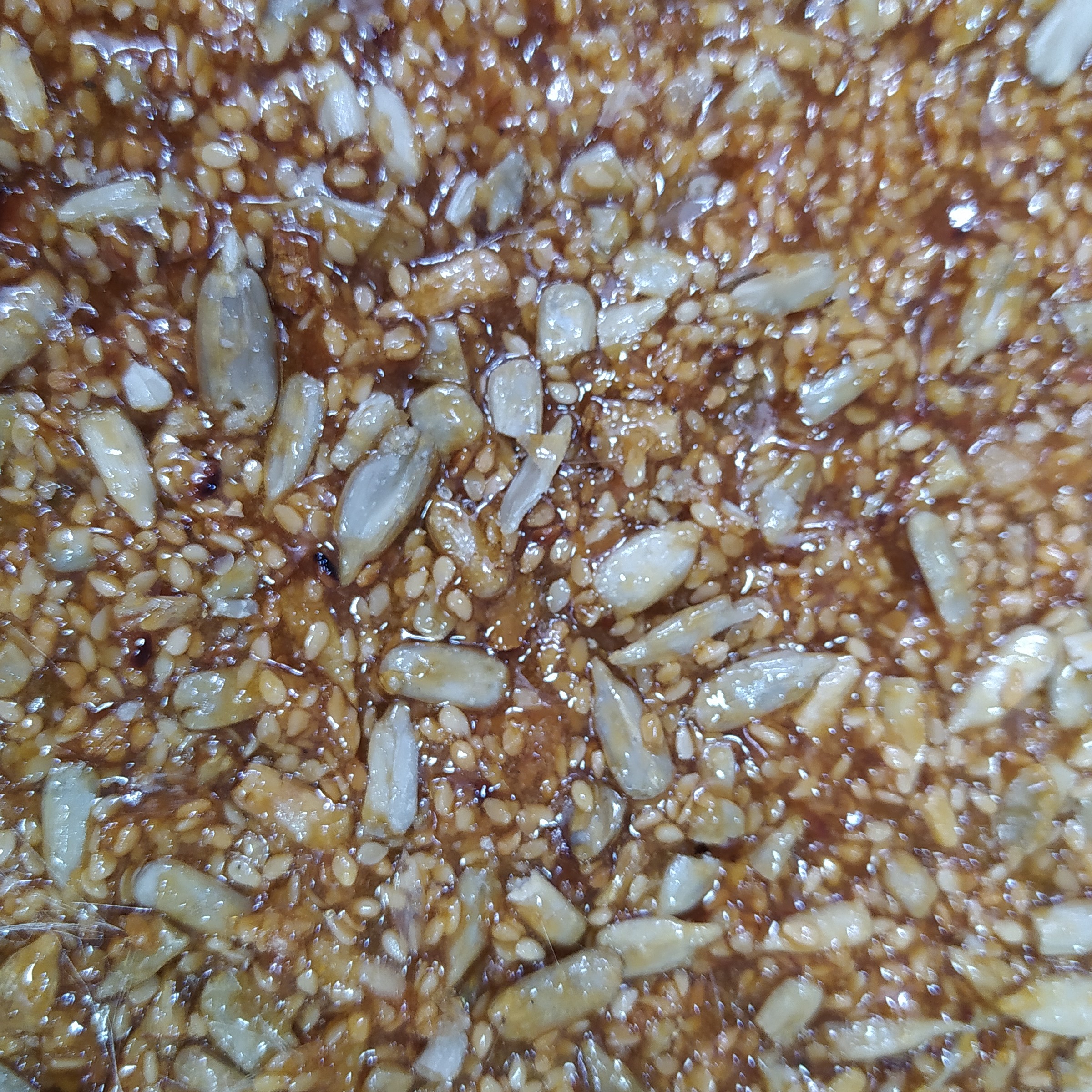 سوهان کنجدی با مغز تخمه (1کیلویی). (2کیلویی)ونیم کیلویی