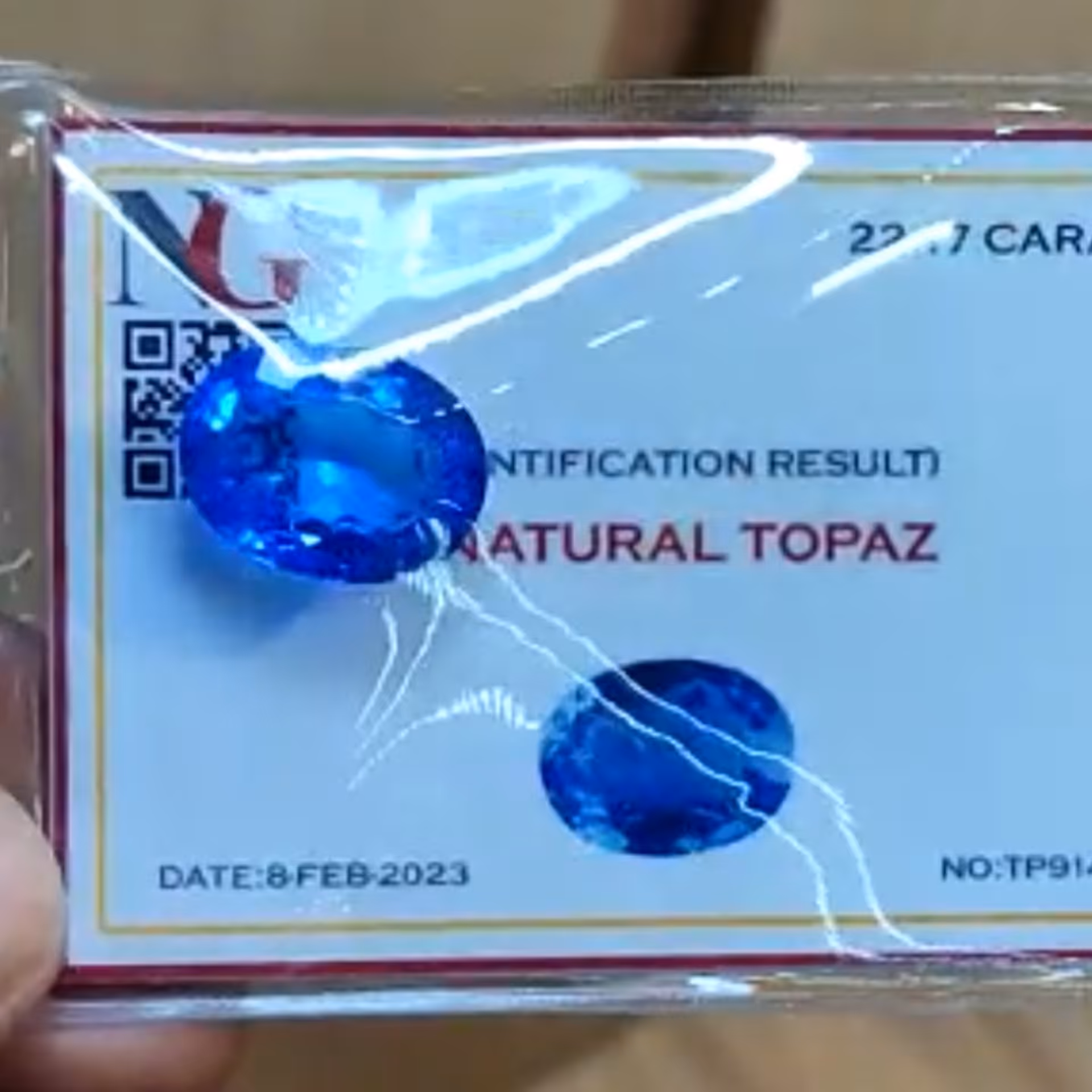 نگین توپاز آبی کاربونی کریستال پاک صددرصد اصلی  و کارشناسی شده 