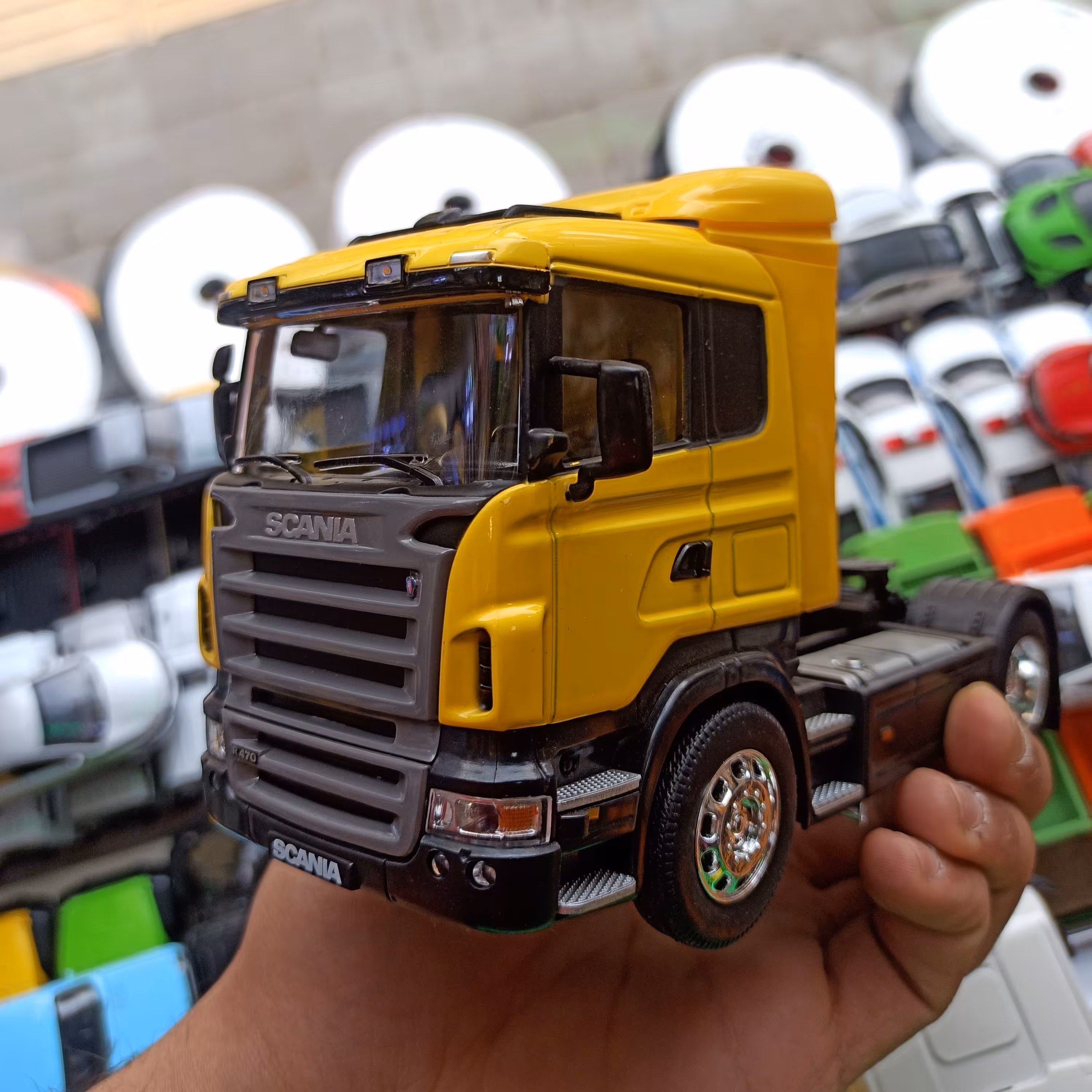 ماکت کامیون اسکانیا برند ویلی در سه رنگ آبی زرد مسی 