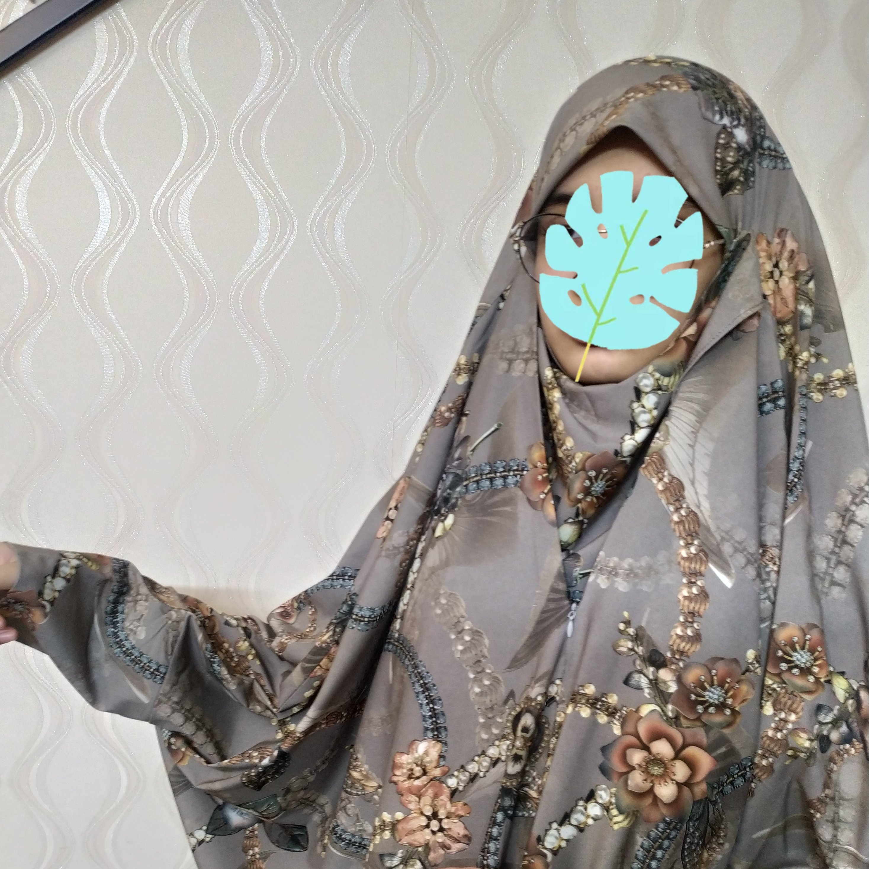 چادر رنگی صدفی سه بعدی سایز مورد نظر دوخته میشود