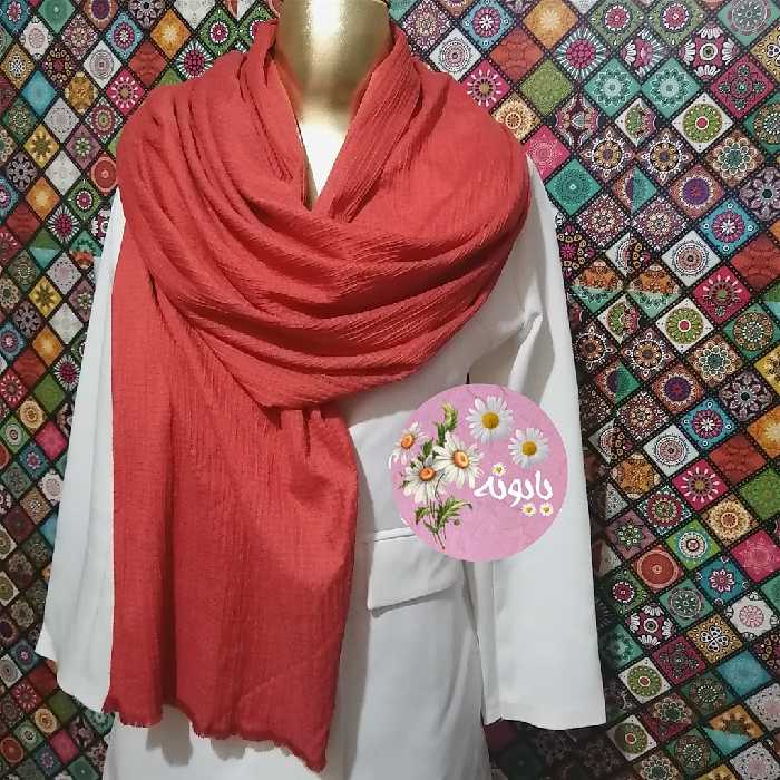 شال پفکی رنگ مرجانی اندازه تقریبی 190 در 70 سانت جنس نخ دو لب دوخت دو لب ریش