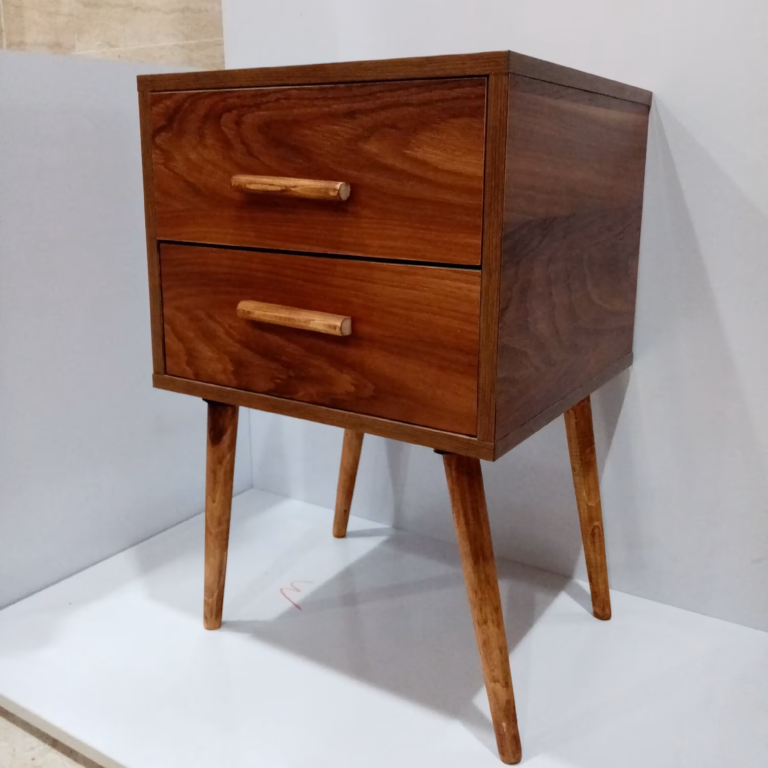 پاتختی دوکشو پایه و دستگیره چوبی رنگ گردویی و سفید