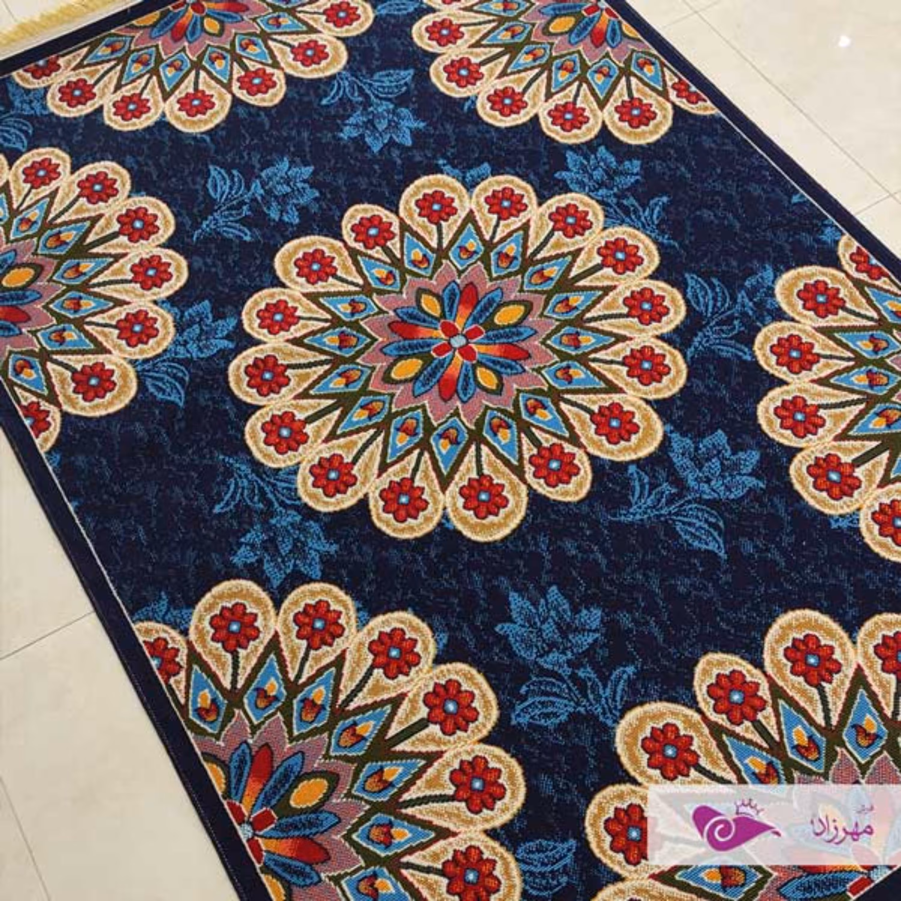 گلیم ماشینی 4 متری ( یک و نیم در دو و بیست و پنج ) طرح ترنج سرمه ای