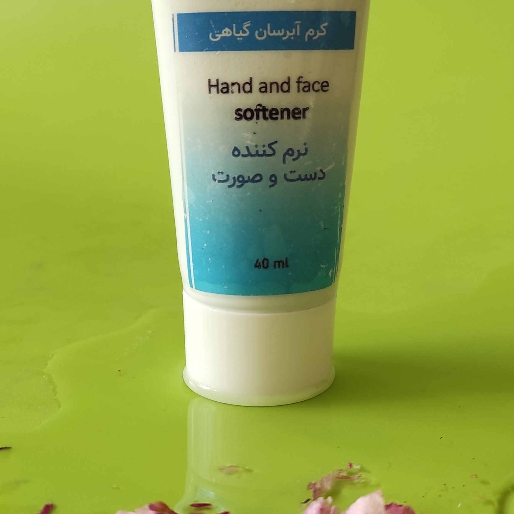 کرم آبرسان و مرطوب کننده گیاهی پوست چرب با گیاهان مثل خیار آلوئه ورا نارگیل