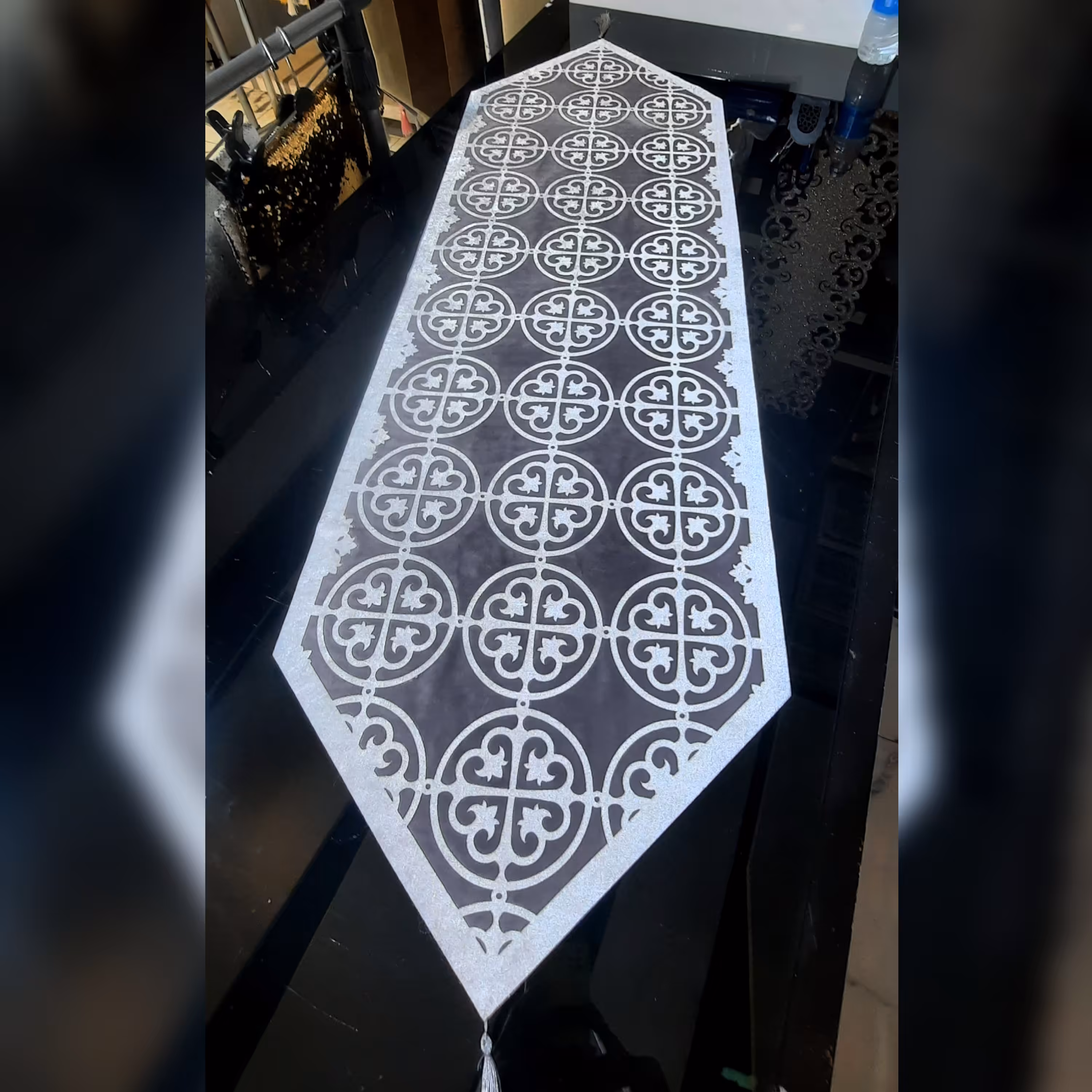 رومیزی نهارخوری مخمل دوبل رنگ طوسی بسیار زیبا سایز 130در40