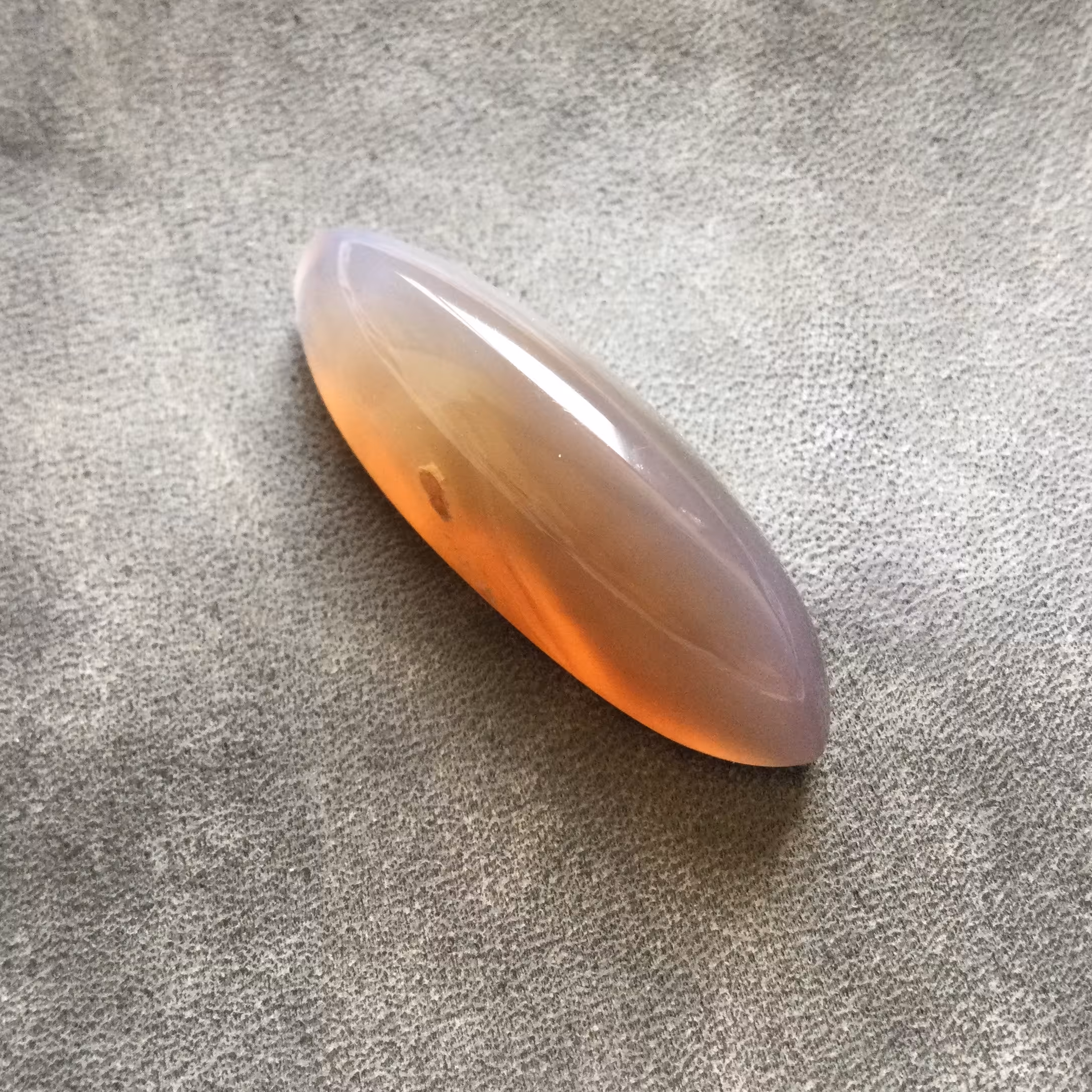 عقیق دو رنگ طبیعی تراش بادامی کشیده