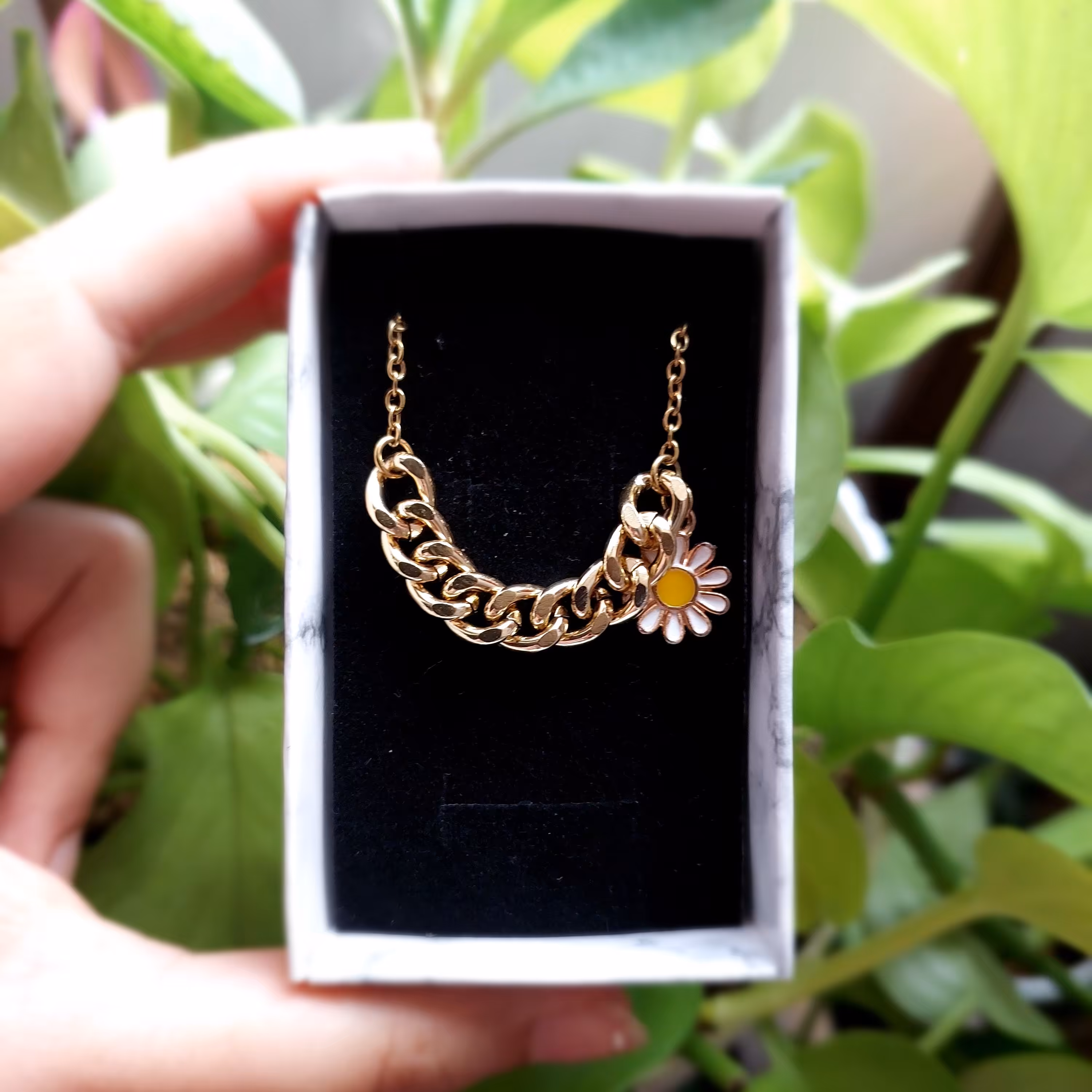 گردنبند ظریف دستساز  کارتیر  و زنجیر دیپلمات مدل گل بابونه 