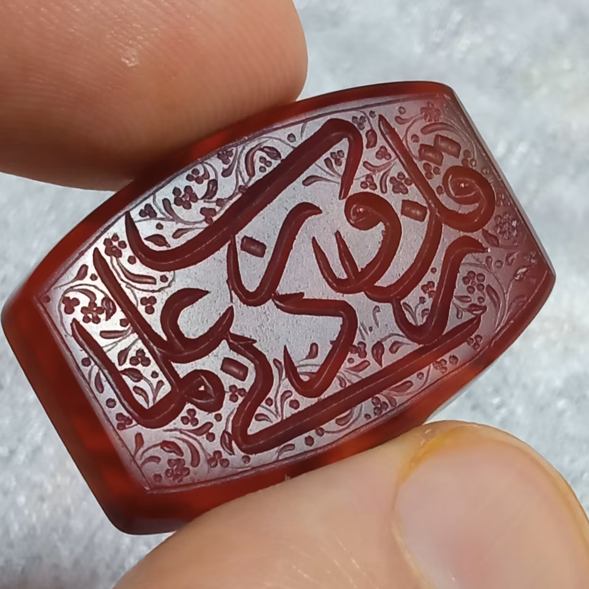 نگین زیبای عقیق با حکاکی آیه قل ری زدنی علما(بگو خدایا علم من را زیاد کن) مناسب برای انگشتر و...