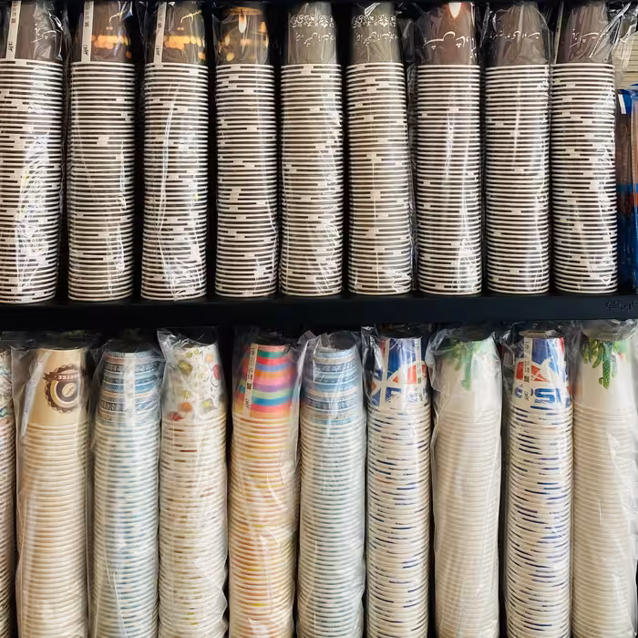 لیوان کاغذی در طرح های مختلف