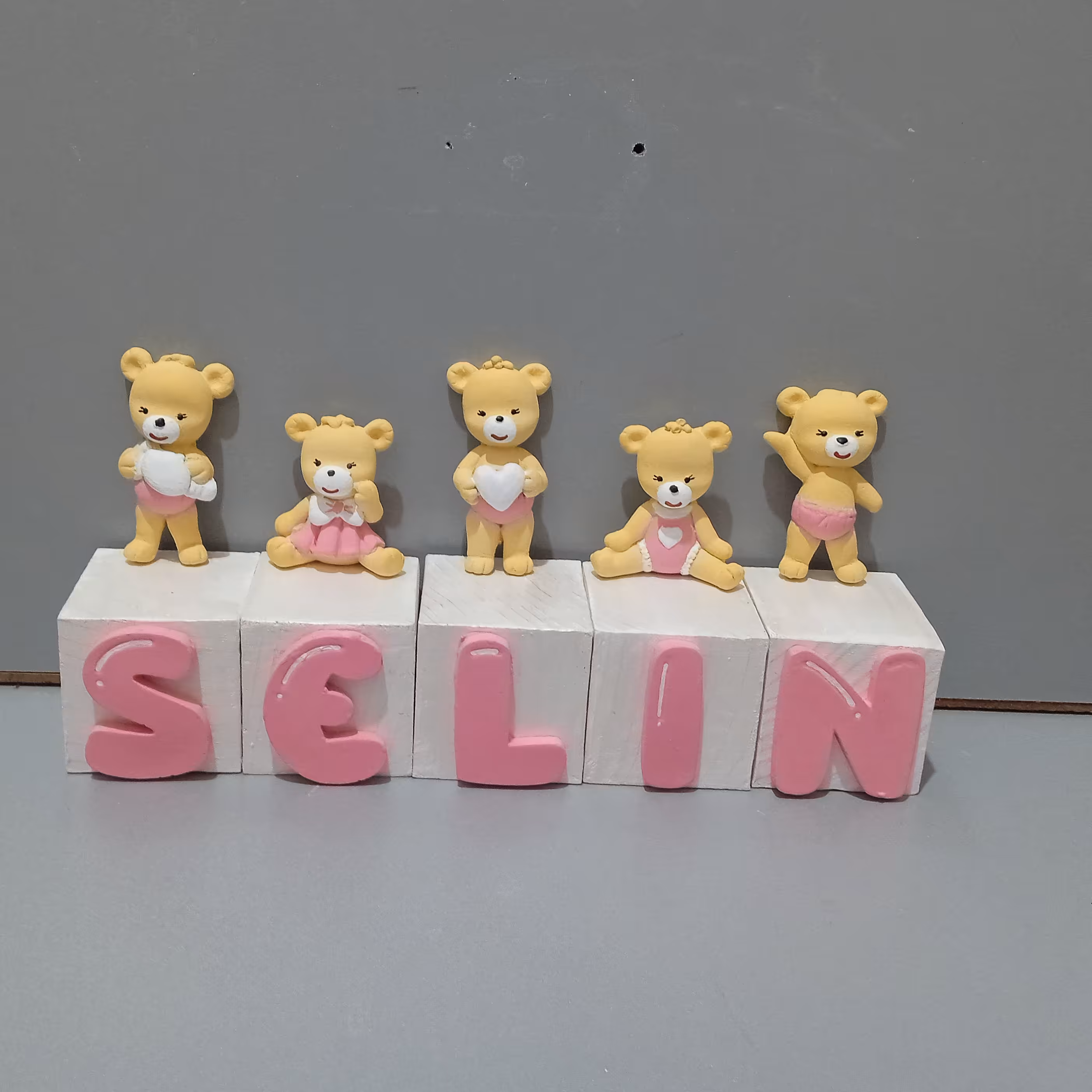 استند و مکعب اسم سلین ساخته شده با پودر سنگ هنری ترک 