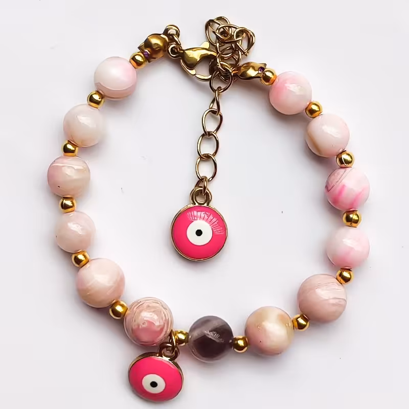 دستبند مدل آدوین ترکیبی از سنگ صدف طبیعی صورتی و آمیتیست با آویز های چشم نظر 