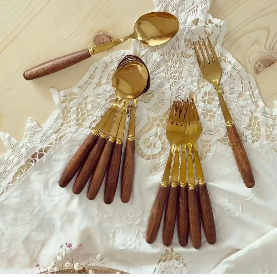 قاشق و چنگال طلایی دسته چوبی 12 عددی  (پس کرایه)
