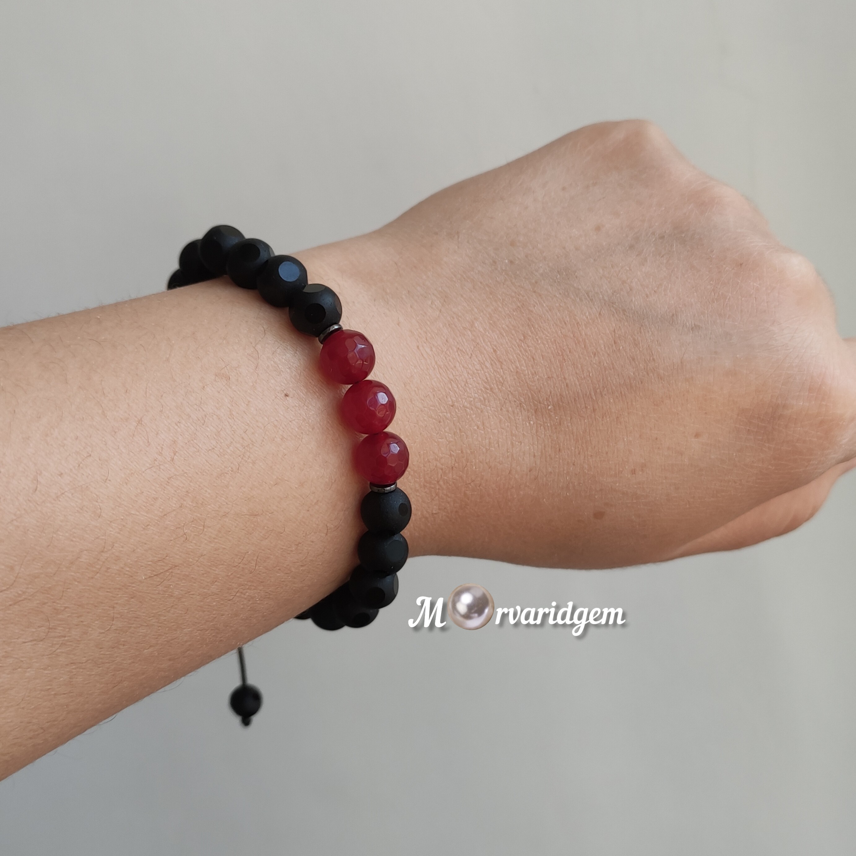 دستبند زیبا اونیکس تراش دایره ای  و عقیق سرخ تراش جواهری