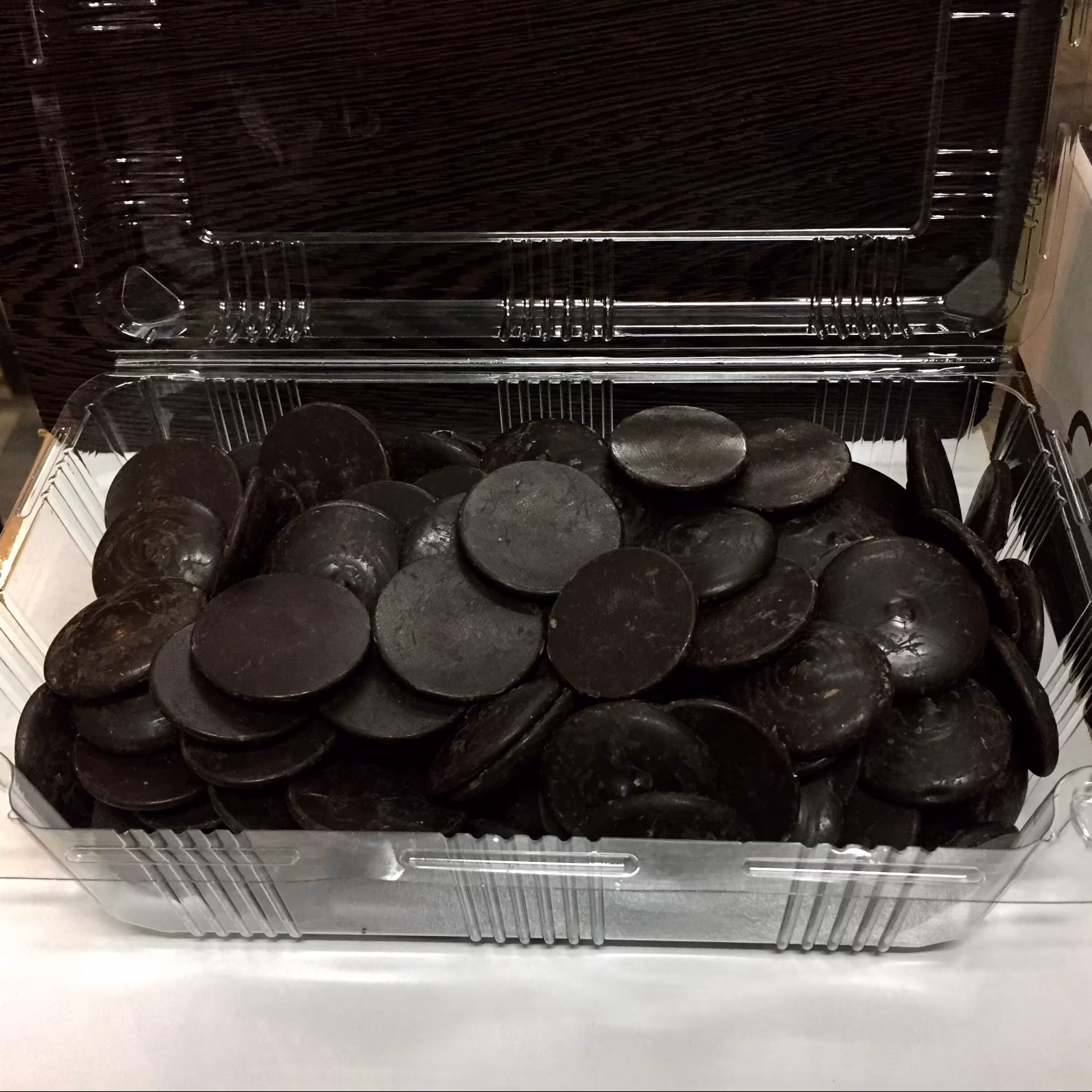 شکلات سکه ای تلخ در بسته بندی یک کیلویی مناسب برای ذوب کردن برای قالبی کردن شکلات