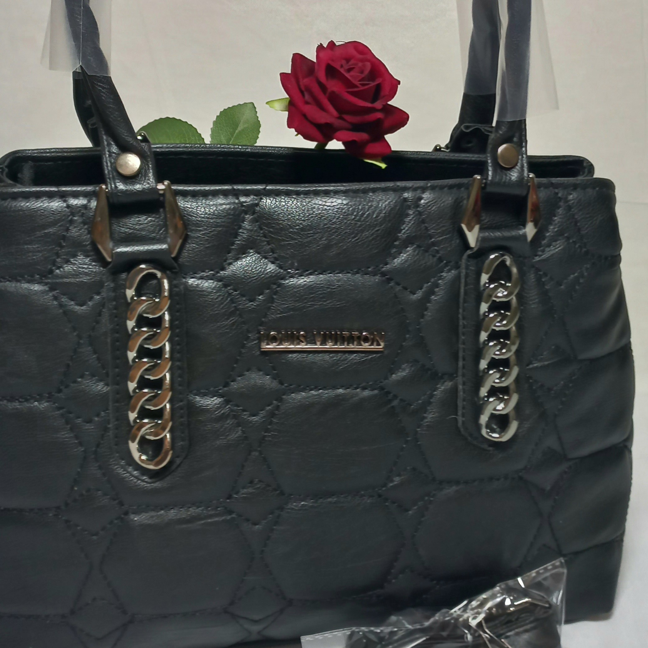 کیف زنانه چرم زیبا و شیک کار عالی
طرح زنجیری دارای بند دوشی و دستی 
